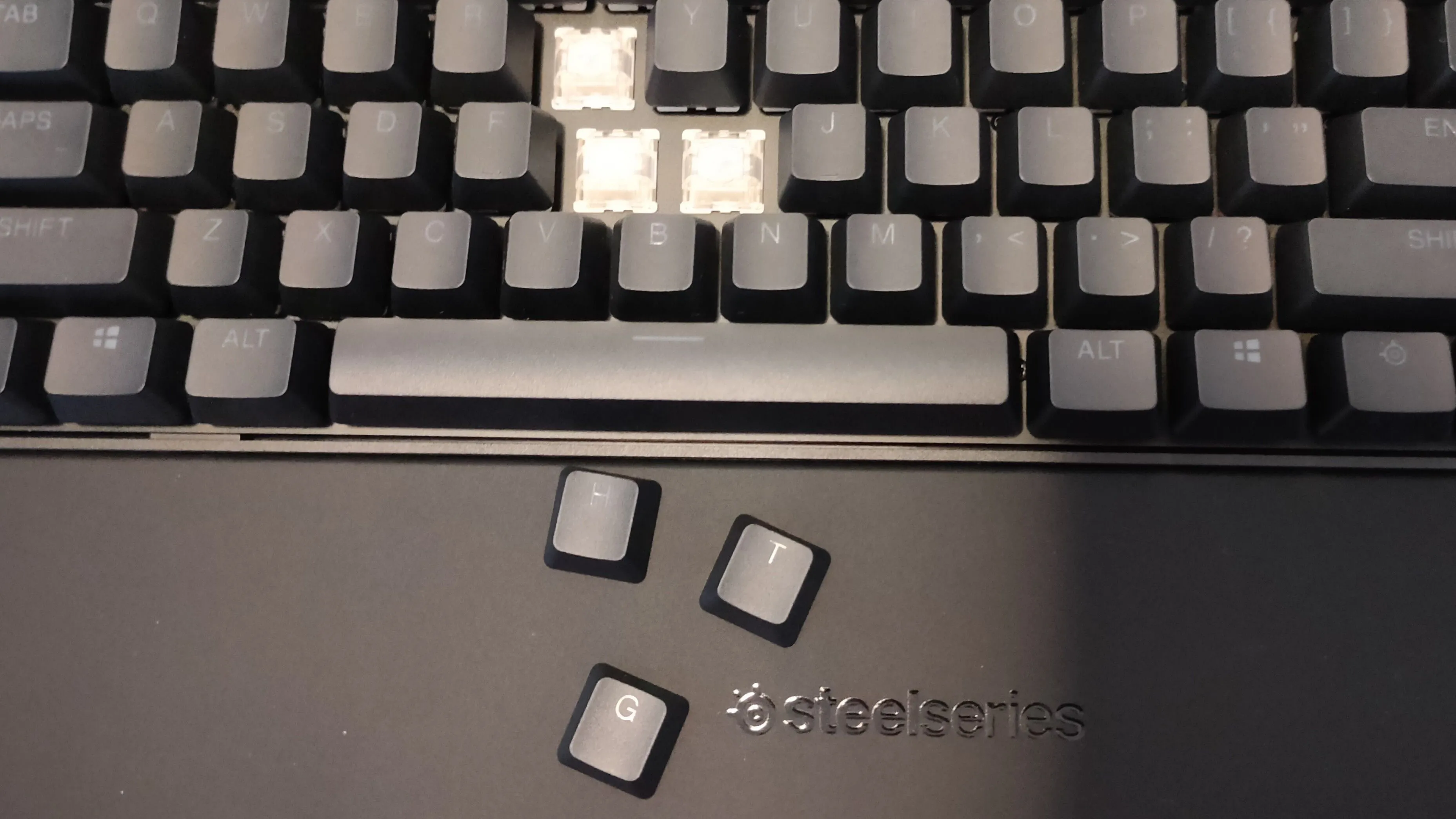 Các keycap HTG được tháo rời từ bàn phím SteelSeries Apex Pro Gen 3 Wireless
