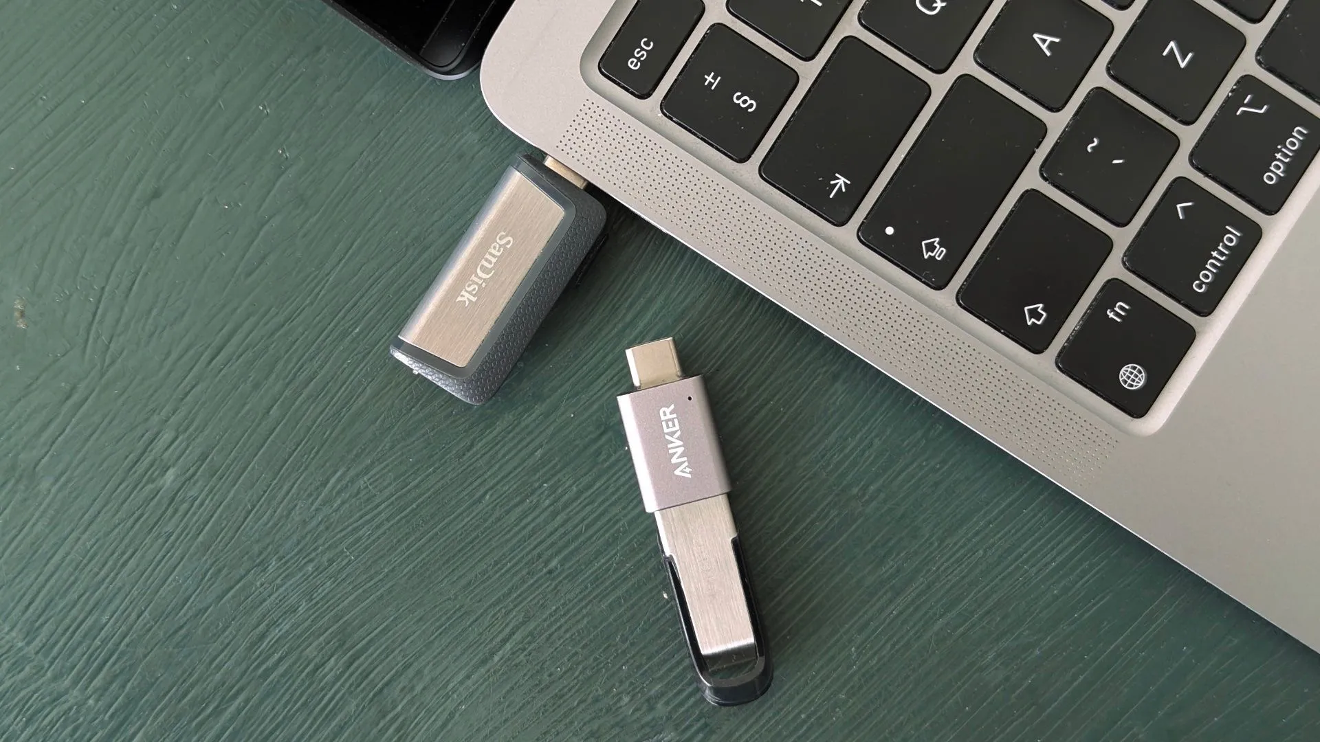 Các ổ đĩa USB hiện đại và MacBook thể hiện sự linh hoạt kết nối