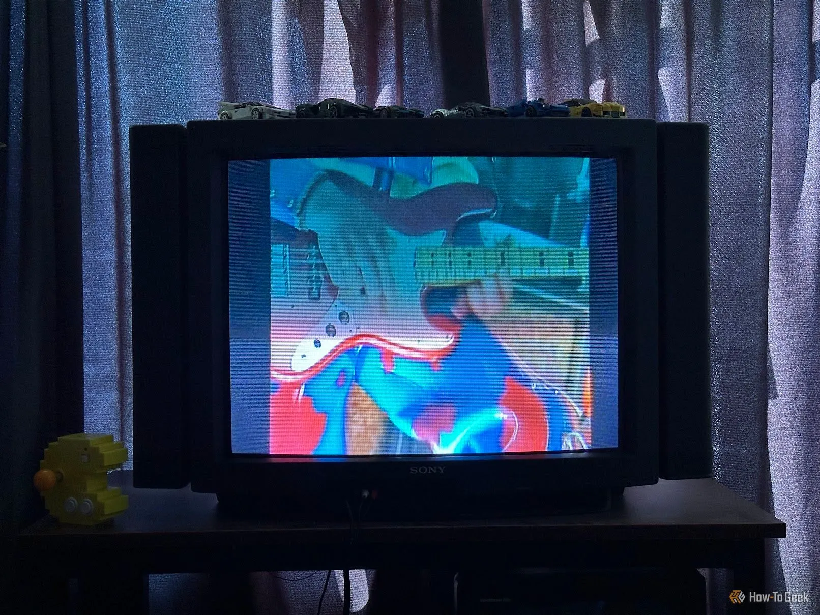 Các thanh màu đen hiển thị ở hai bên video trên TV CRT, cho thấy lỗi tỷ lệ khung hình.