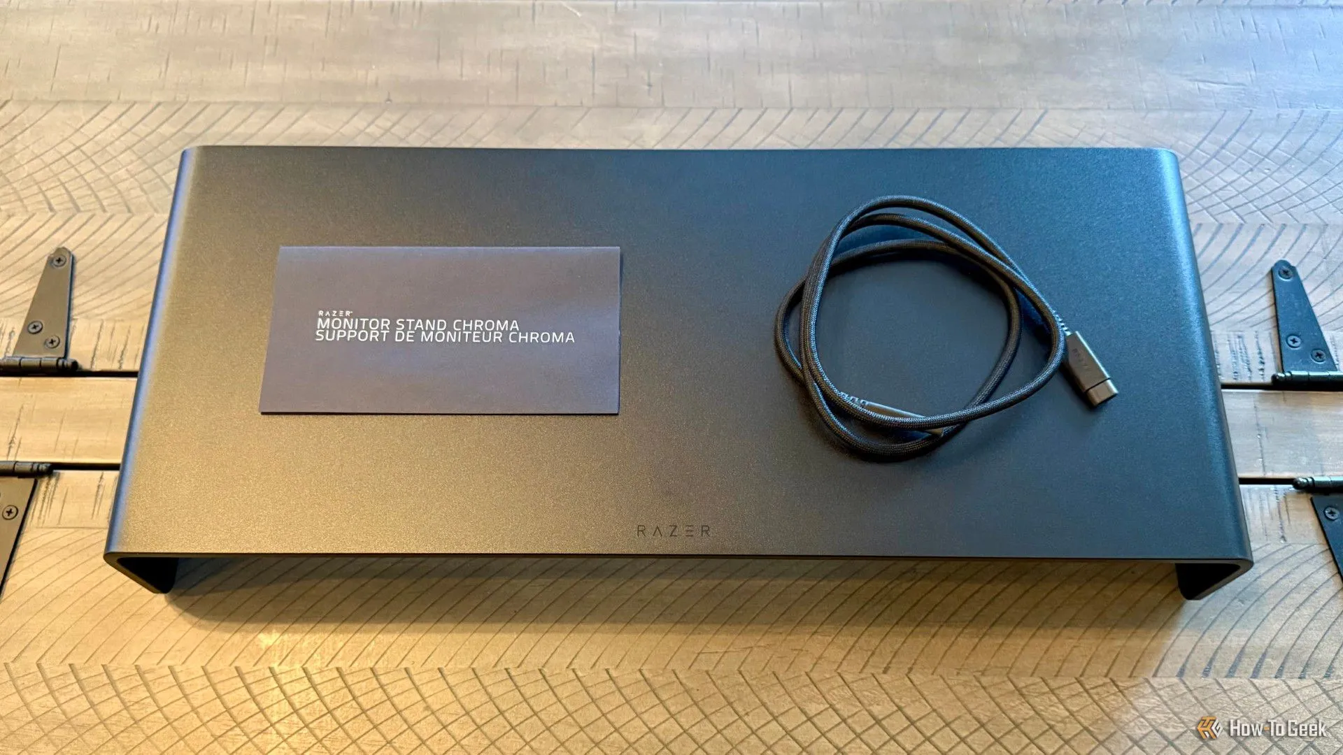 Các thành phần bên trong hộp của Razer Monitor Stand Chroma, bao gồm kệ và cáp USB-C.