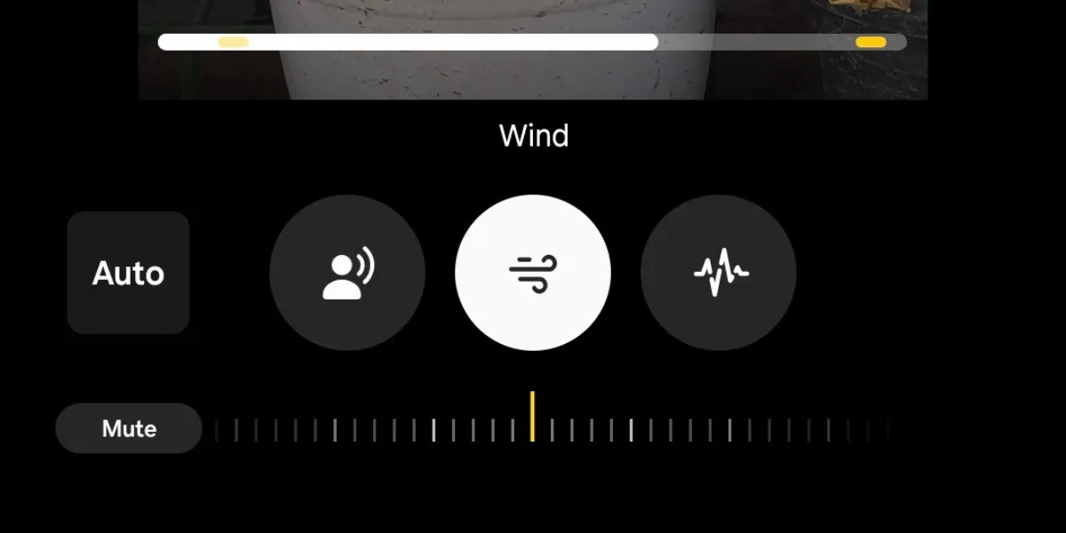 Các thanh trượt điều chỉnh Giọng nói, Gió và Tiếng ồn trong tính năng Audio Eraser trên Galaxy S25.