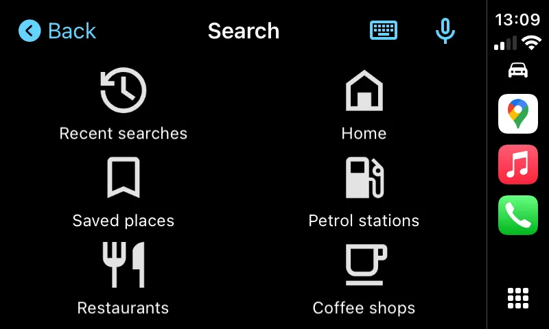 Các tùy chọn tìm kiếm địa điểm trên Google Maps qua Apple CarPlay bao gồm &quot;Recent searches&quot;, &quot;Home&quot;, &quot;Gas Stations&quot;, &quot;Restaurants&quot;, &quot;Coffee shops&quot; và tùy chọn nhập liệu bằng bàn phím hoặc giọng nói.