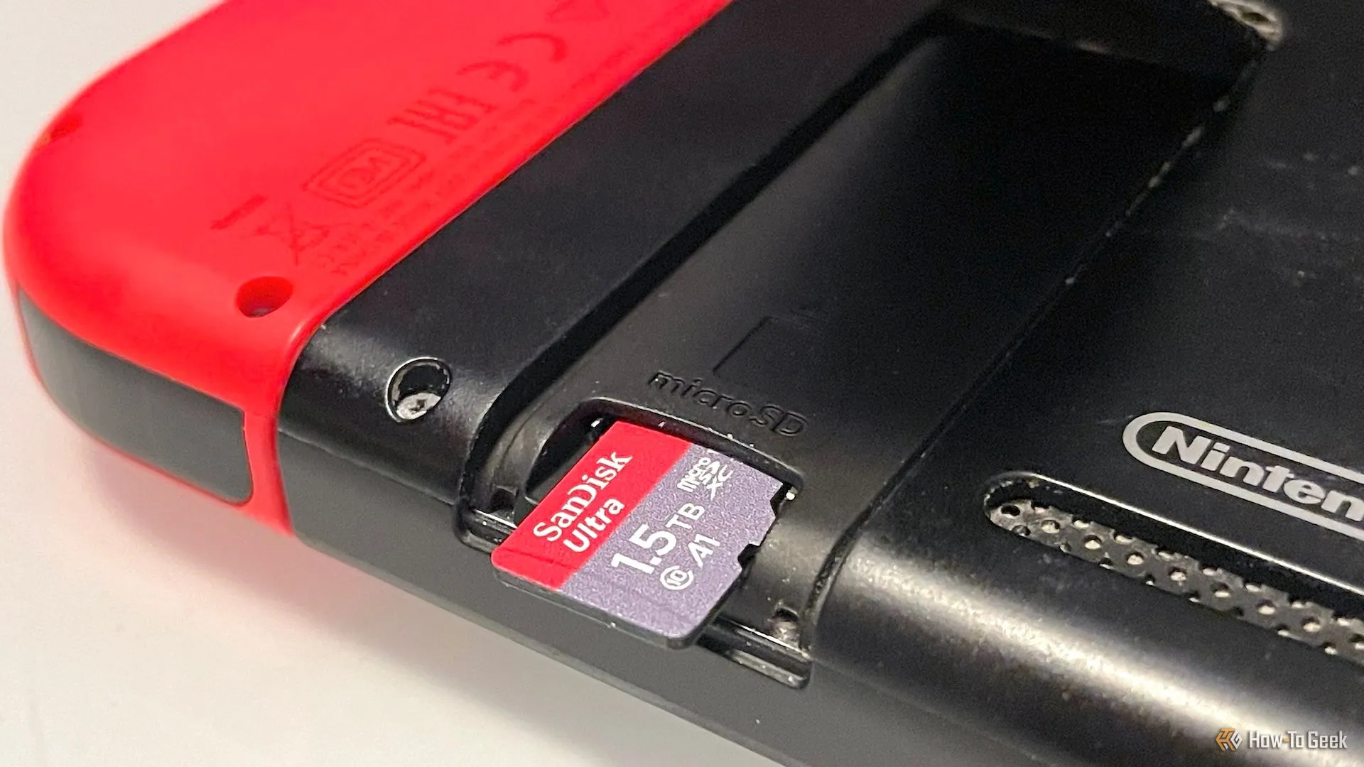 Cách lắp thẻ nhớ microSD vào máy Nintendo Switch