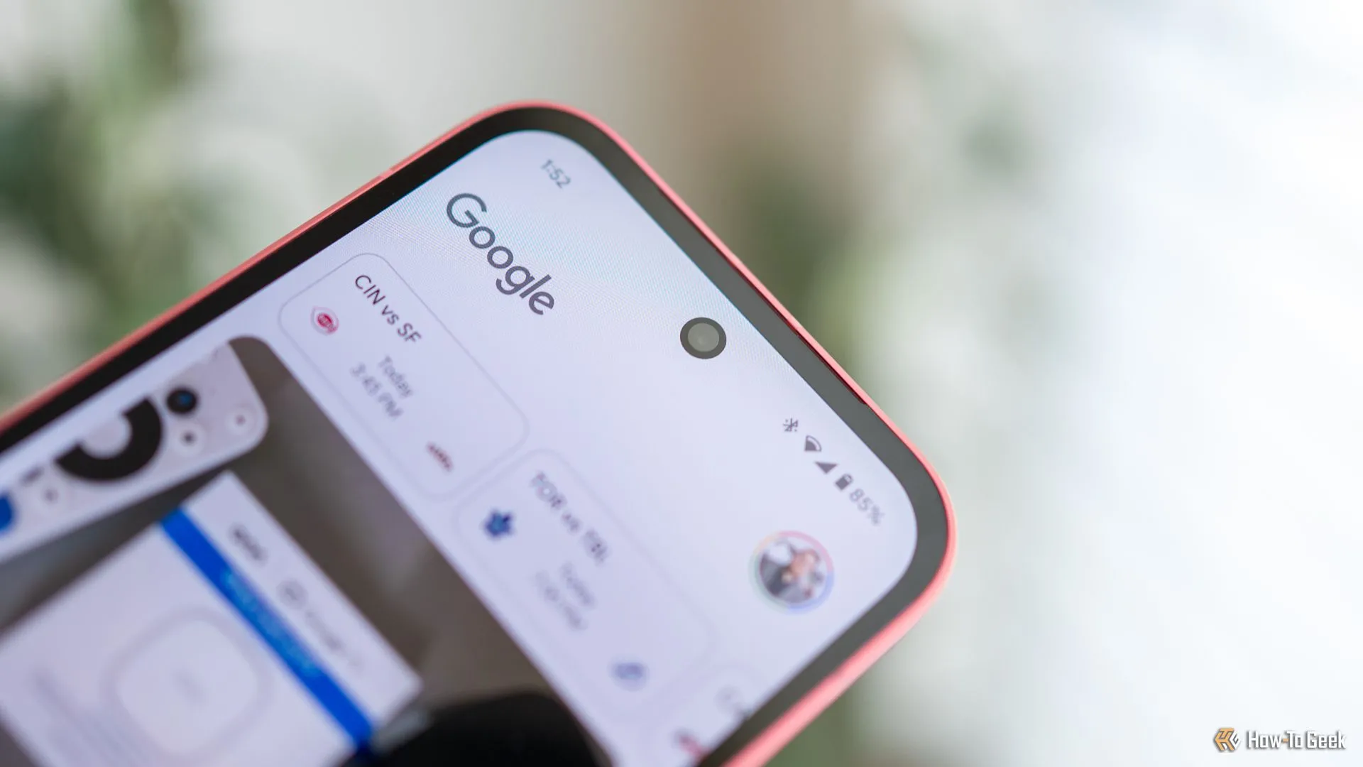 Camera đục lỗ truyền thống trên điện thoại Google Pixel 9a, gây gián đoạn tầm nhìn.