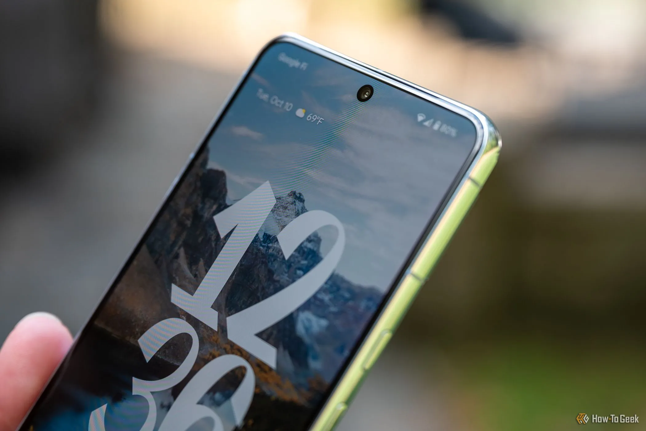 Camera selfie mặt trước của Google Pixel 8 Pro, thể hiện khả năng chụp ảnh tự sướng chất lượng cao với các tính năng thông minh.
