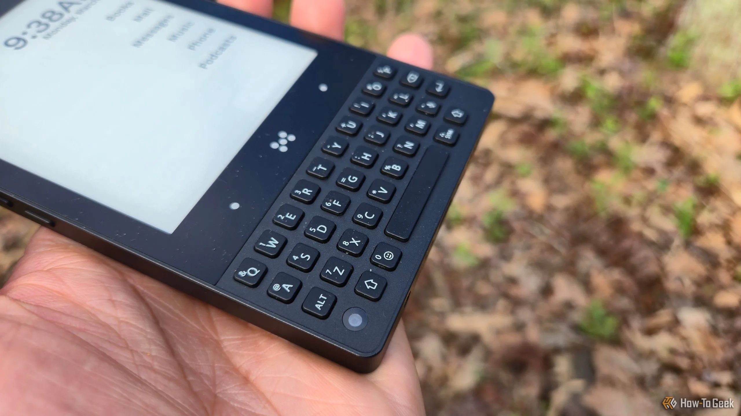 Cận cảnh bàn phím QWERTY vật lý 35 phím của Minimal Phone, gợi nhớ thiết kế cổ điển.