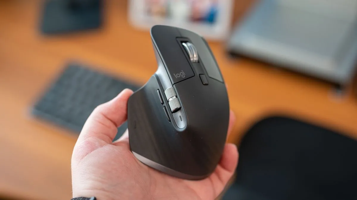 Cận cảnh bánh xe cuộn MagSpeed và các nút bấm tùy chỉnh trên chuột Logitech MX Master 3S, nổi bật tính năng cuộn ngang