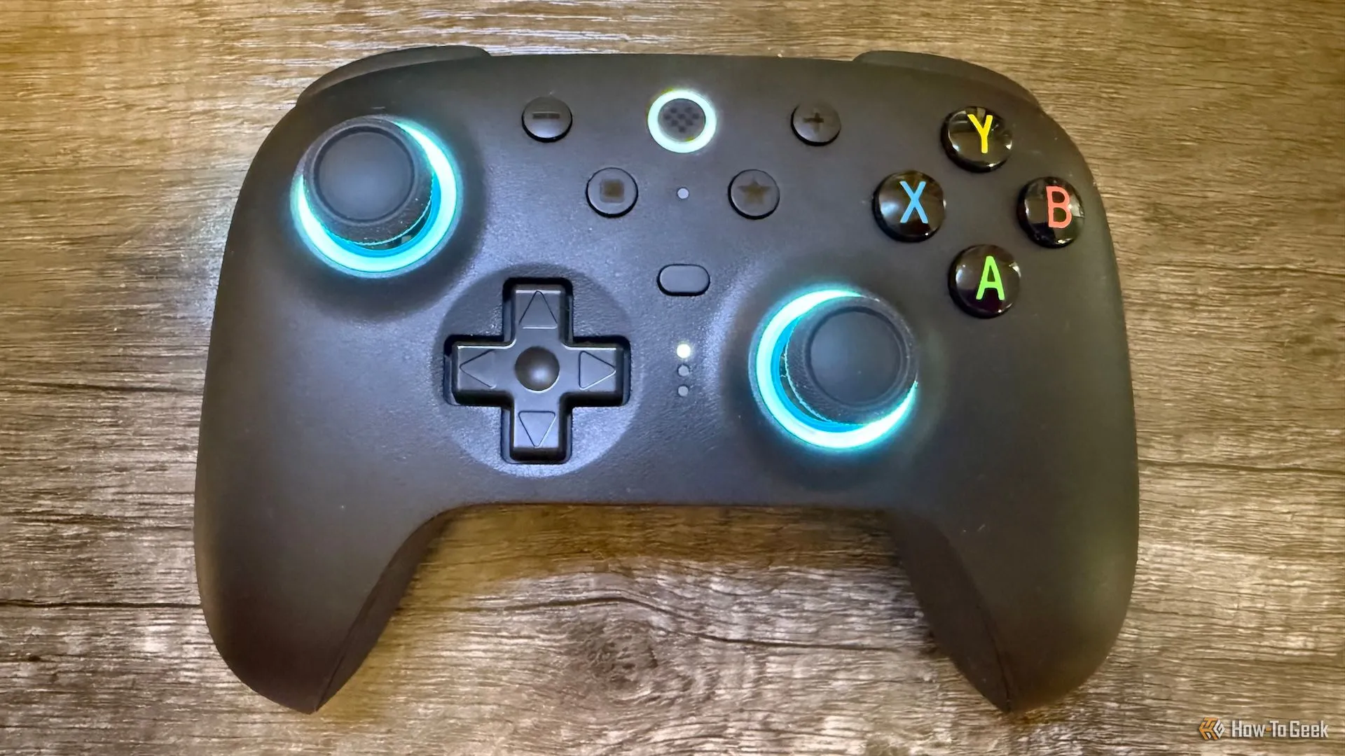 Cận cảnh các nút điều khiển và D-Pad xúc giác của 8BitDo Ultimate 2