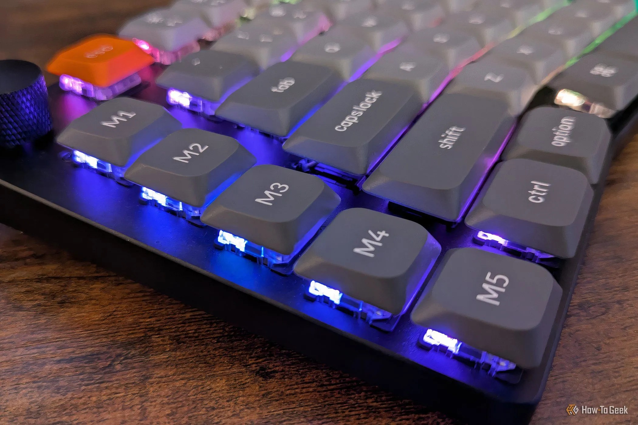 Cận cảnh các nút macro trên bàn phím Keychron K15 Max, minh họa khả năng gán lại chức năng cho các phím điều hướng.