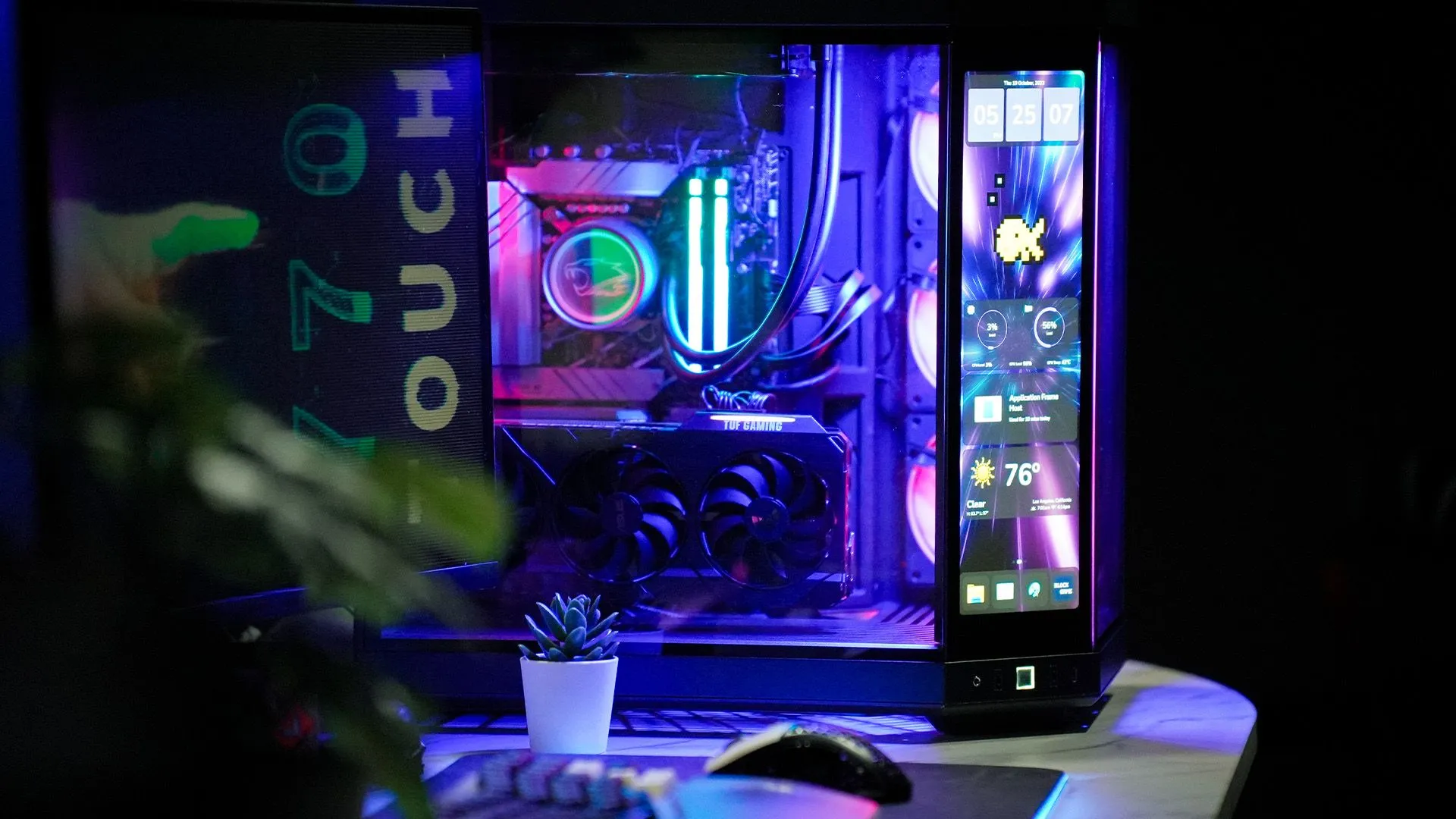 Cận cảnh case PC HYTE Y70 Touch màu đen với màn hình góc cạnh hiển thị hiệu ứng đồ họa