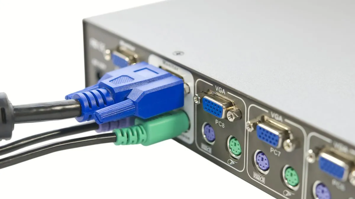Cận cảnh KVM switch với các cổng kết nối VGA