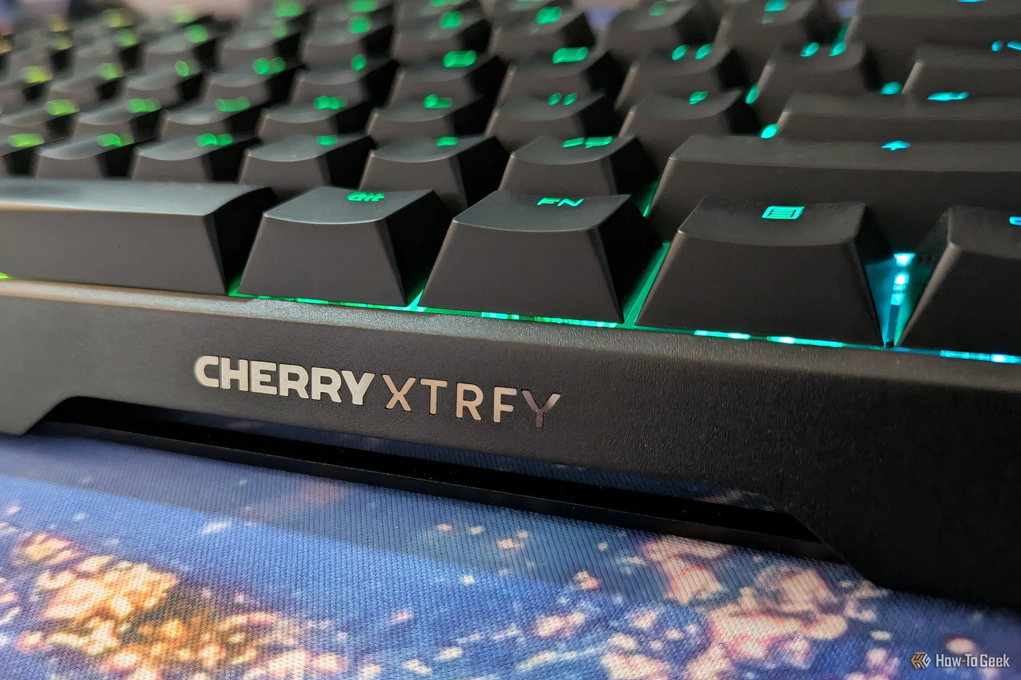 Cận cảnh logo CHERRY XTRFY trên cạnh bàn phím