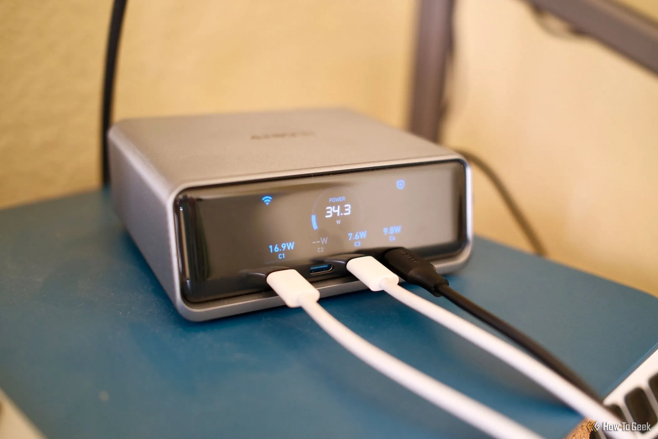 Cận cảnh trạm sạc Anker Prime Charger 250W với nhiều cáp USB-C được cắm, minh họa khả năng sạc đa thiết bị cùng lúc với công suất cao, phù hợp cho văn phòng tại nhà hoặc người dùng nhiều gadget.