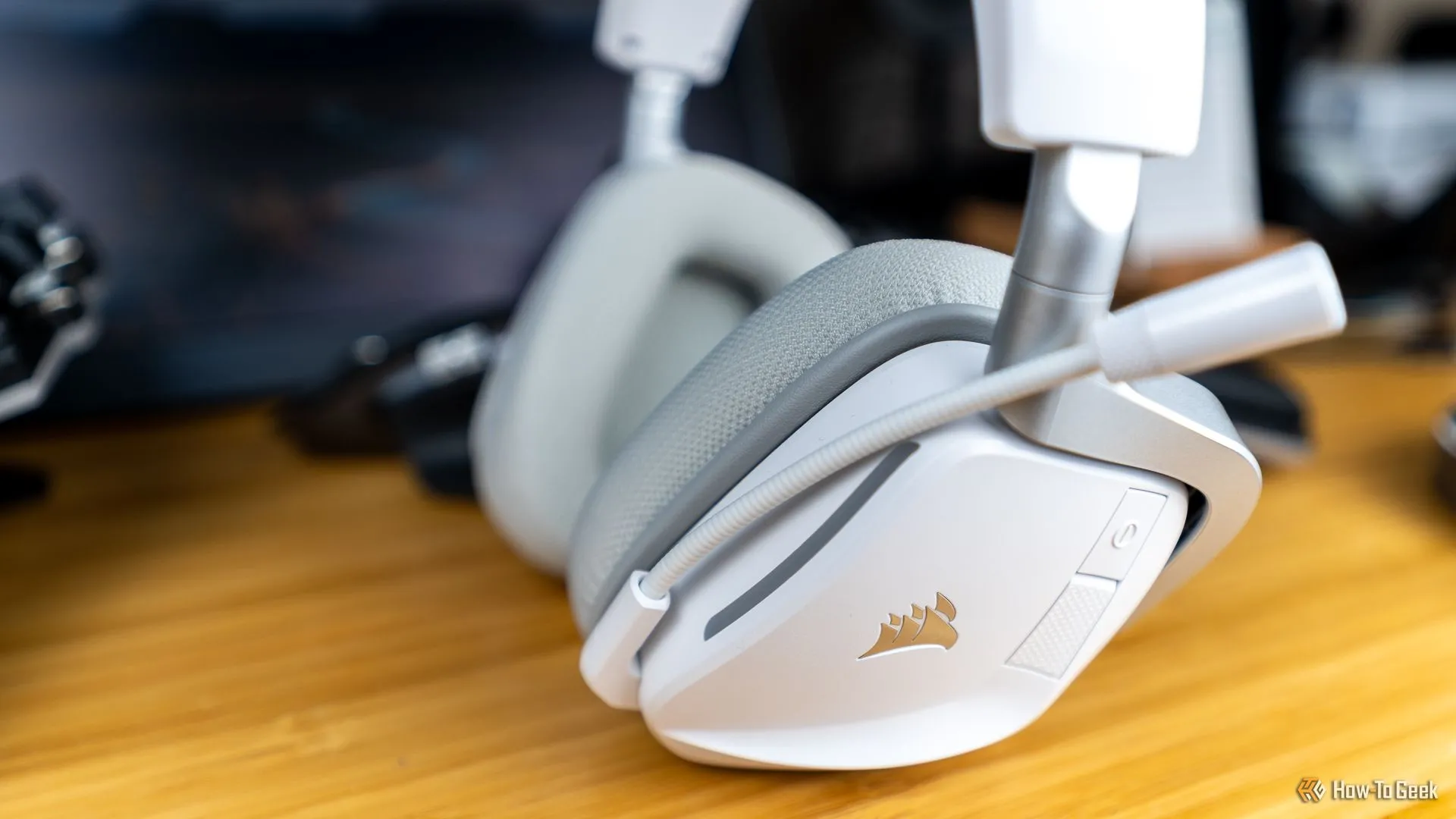 Cần micro của Corsair Void Wireless V2 ở vị trí gập lên và tắt tiếng, minh họa khả năng linh hoạt và tiện lợi của mic.