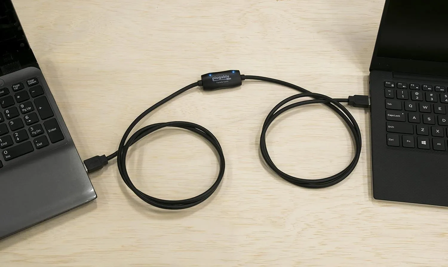 Cáp chuyển dữ liệu USB 3.0 kết nối giữa hai laptop Windows để truyền file