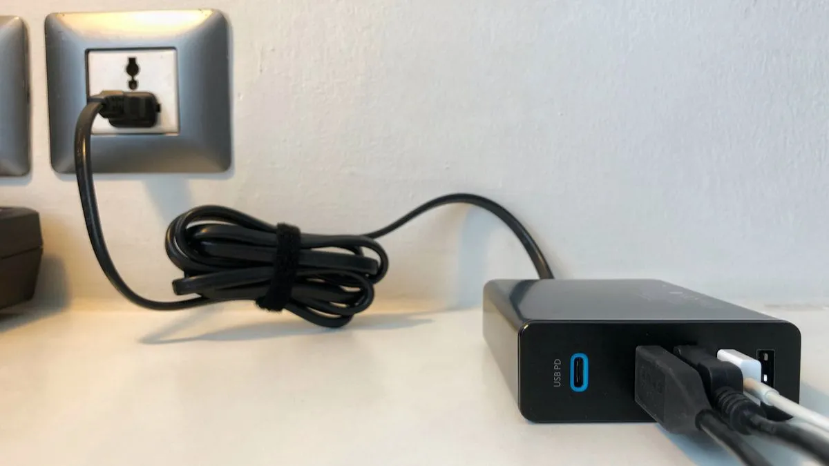 Cáp USB-C đang kết nối với thiết bị, minh họa công nghệ USB Power Delivery cho sạc nhanh