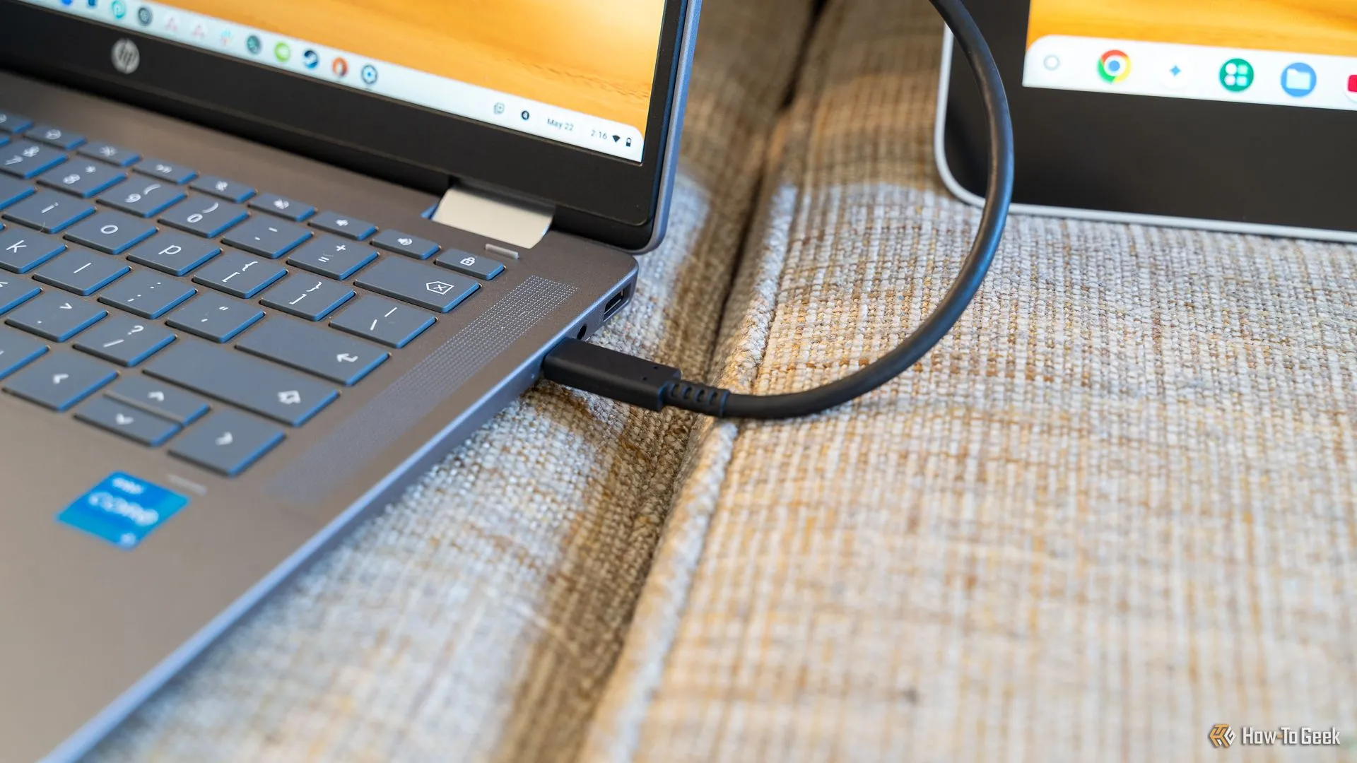 Cáp USB-C kết nối bảng vẽ Wacom với Chromebook, minh họa quy trình cài đặt đơn giản.