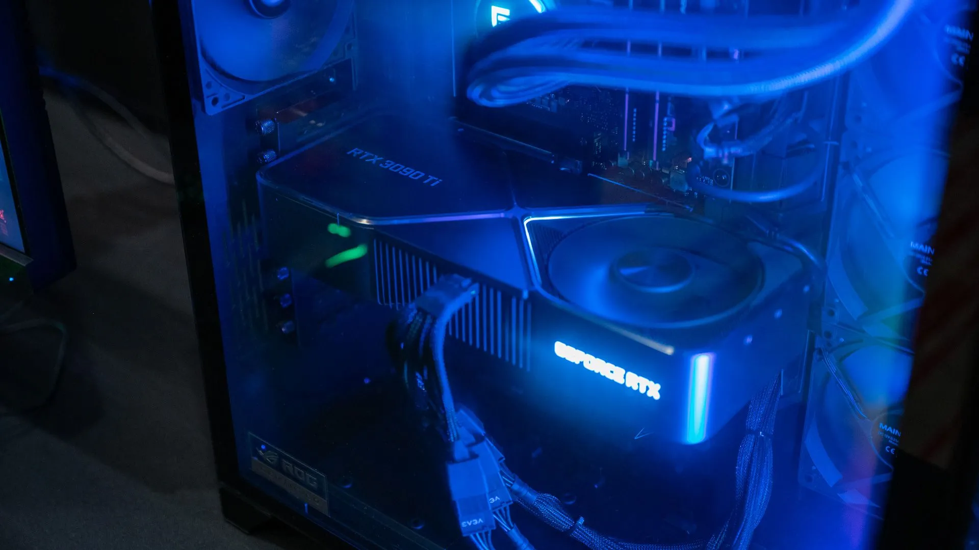 Card đồ họa NVIDIA RTX 3090 Ti trong một PC gaming, minh họa sức mạnh xử lý đồ họa cho cả game và AI.