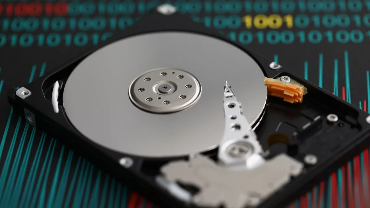 Cấu tạo bên trong của một ổ cứng HDD bị tháo rời
