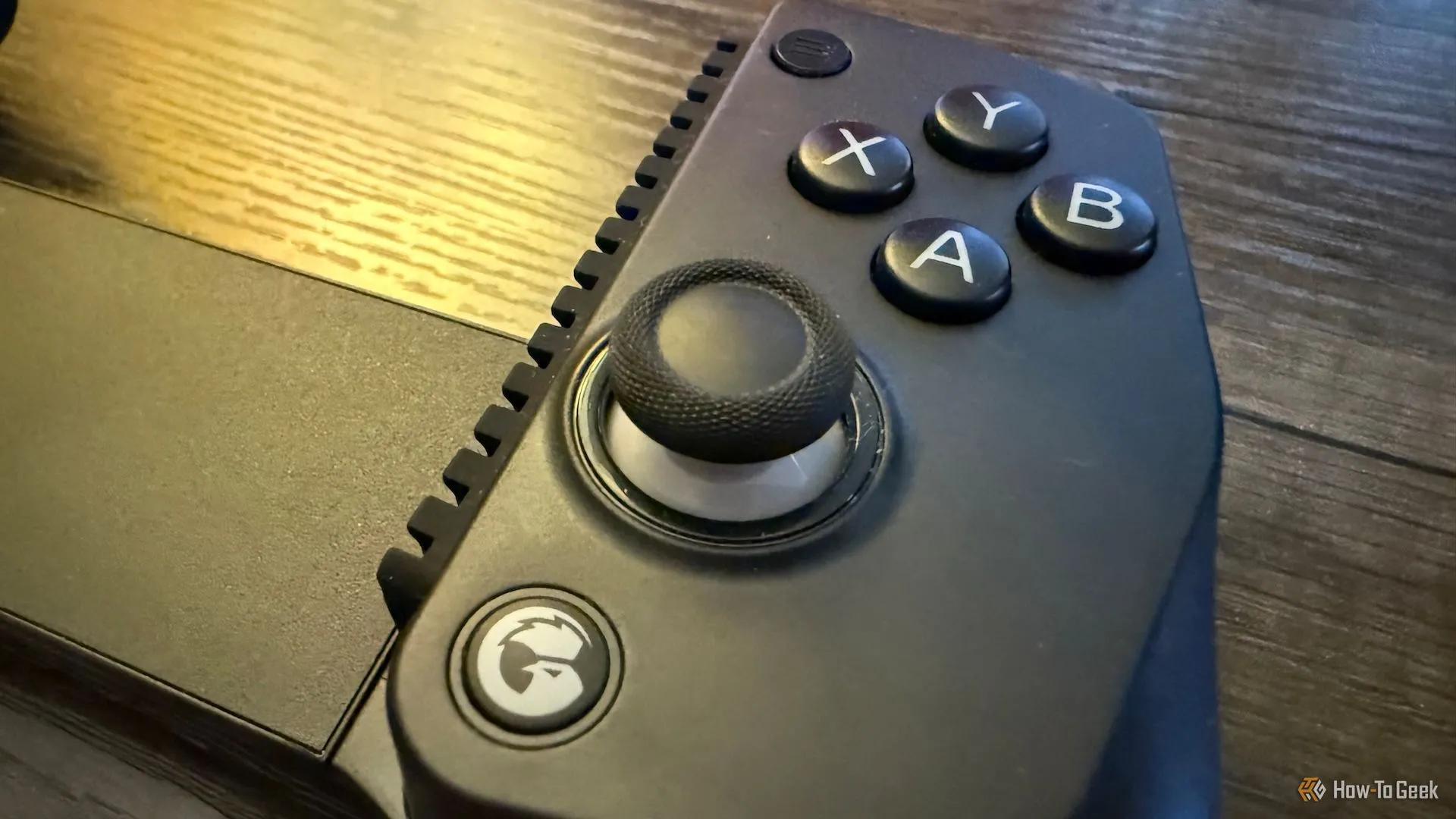 Chi tiết các nút bấm, cần điều khiển và cò bấm ở bên phải của tay cầm GameSir X5 Lite, làm nổi bật bố cục chật hẹp.