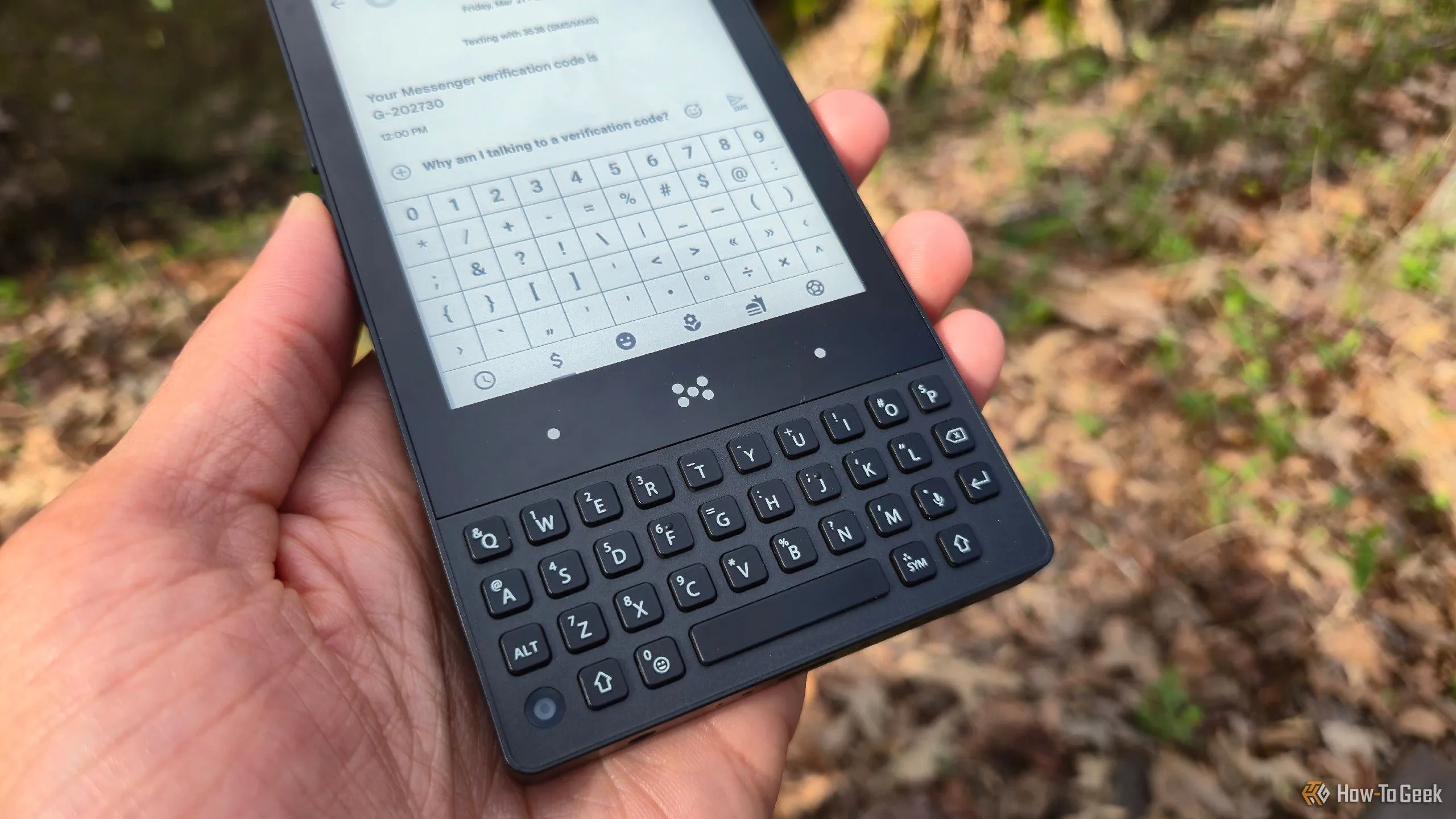 Chi tiết các phím bấm và bố cục bàn phím trên điện thoại Minimal Phone.