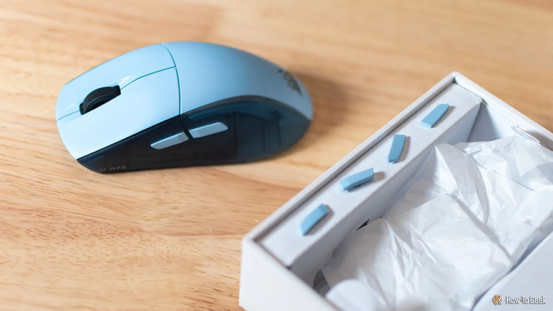 Chuột gaming Corsair M75 Wireless và bộ nút bên hông có thể hoán đổi