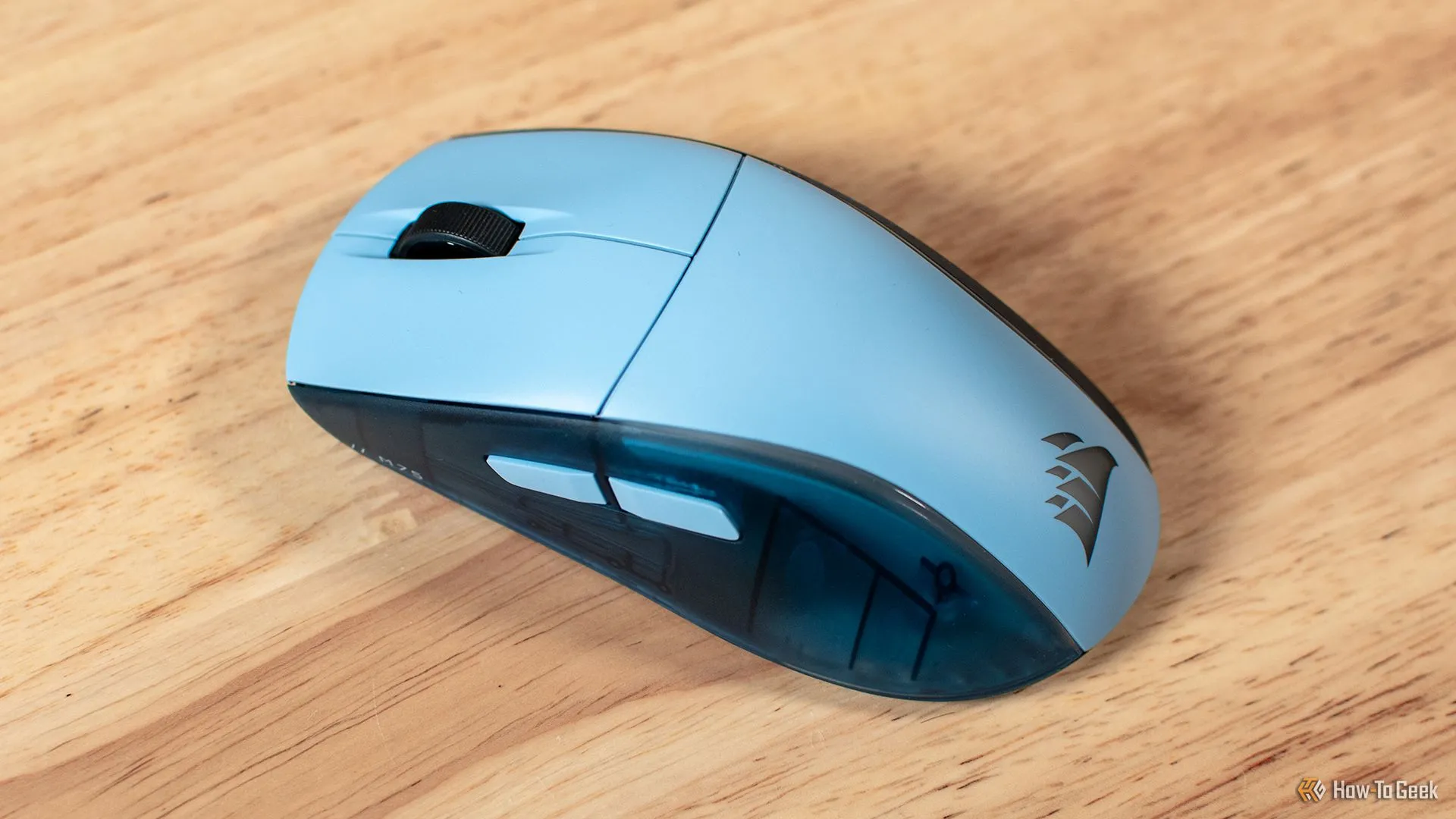Chuột gaming không dây Corsair M75 Wireless màu xanh Glacier Blue trên bàn làm việc
