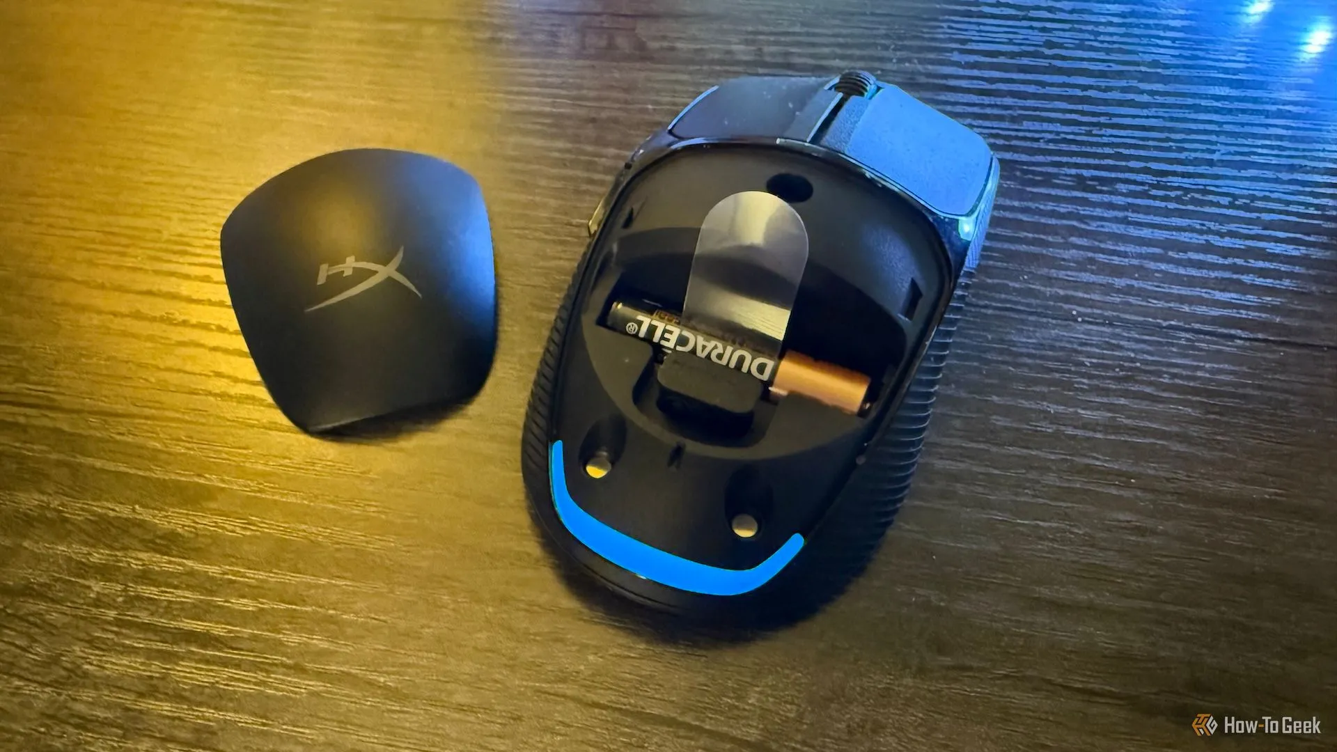 Chuột HyperX Pulsefire Fuse tháo nắp, lộ khoang pin AAA và bộ thu sóng 2.4 GHz.