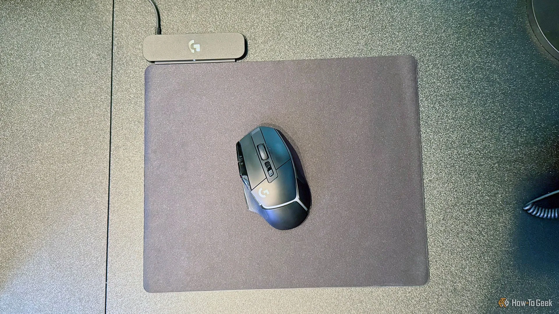 Chuột Logitech G502 X Plus Lightspeed đang sử dụng trên bàn di sạc không dây Logitech G Powerplay 2.
