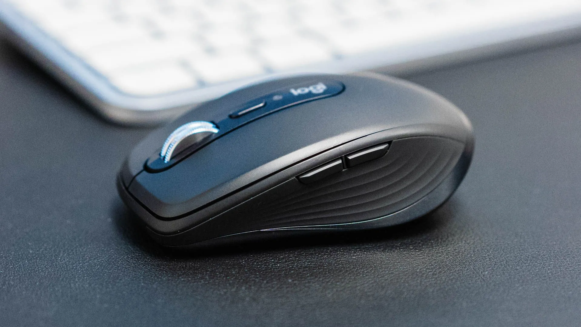Chuột Logitech MX Anywhere 3S đặt trên bàn làm việc, thể hiện sự tiện lợi khi sử dụng với nhiều thiết bị
