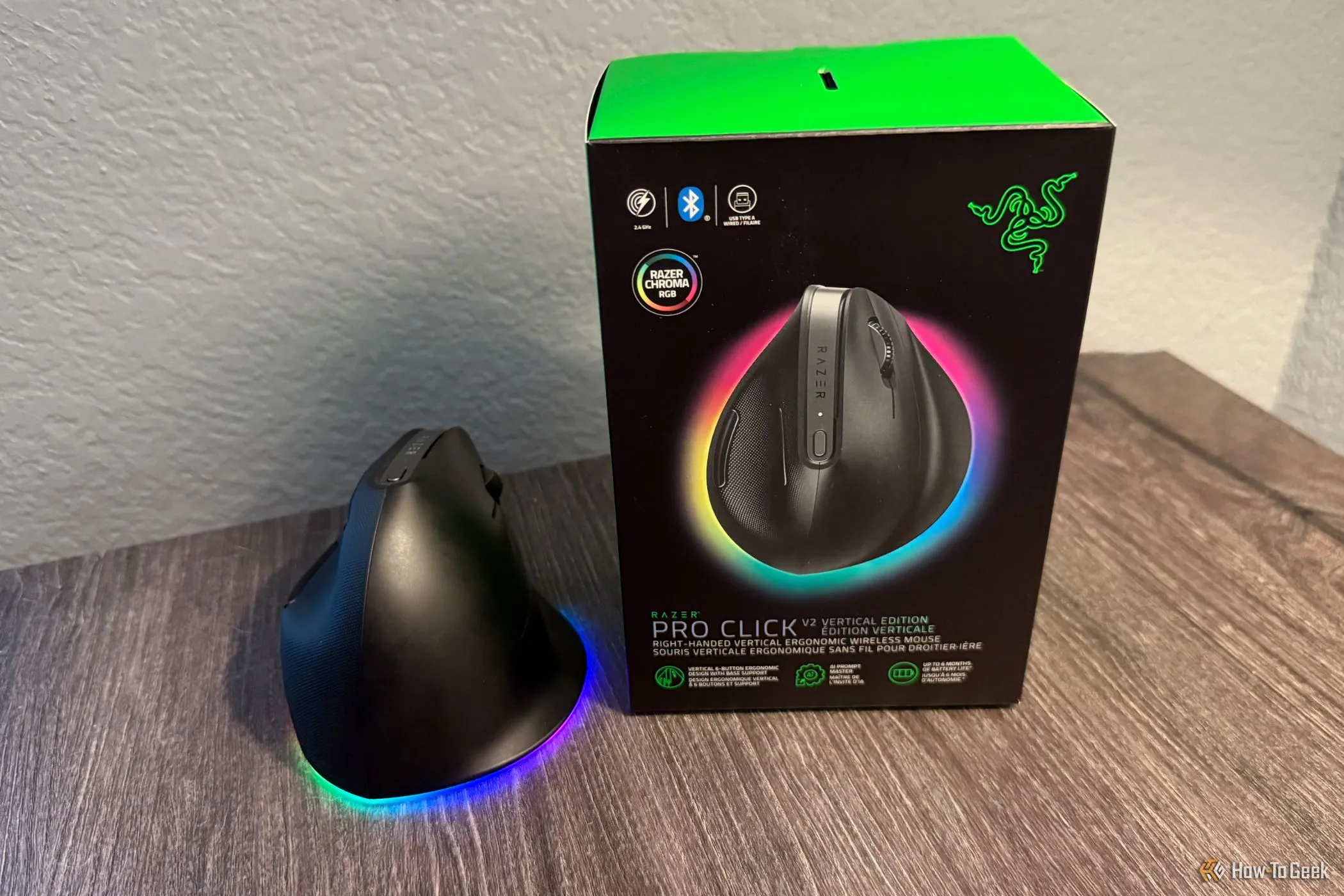 Chuột Razer Pro Click V2 Vertical Edition và hộp đựng sản phẩm, biểu trưng cho sự hỗ trợ Mac mới