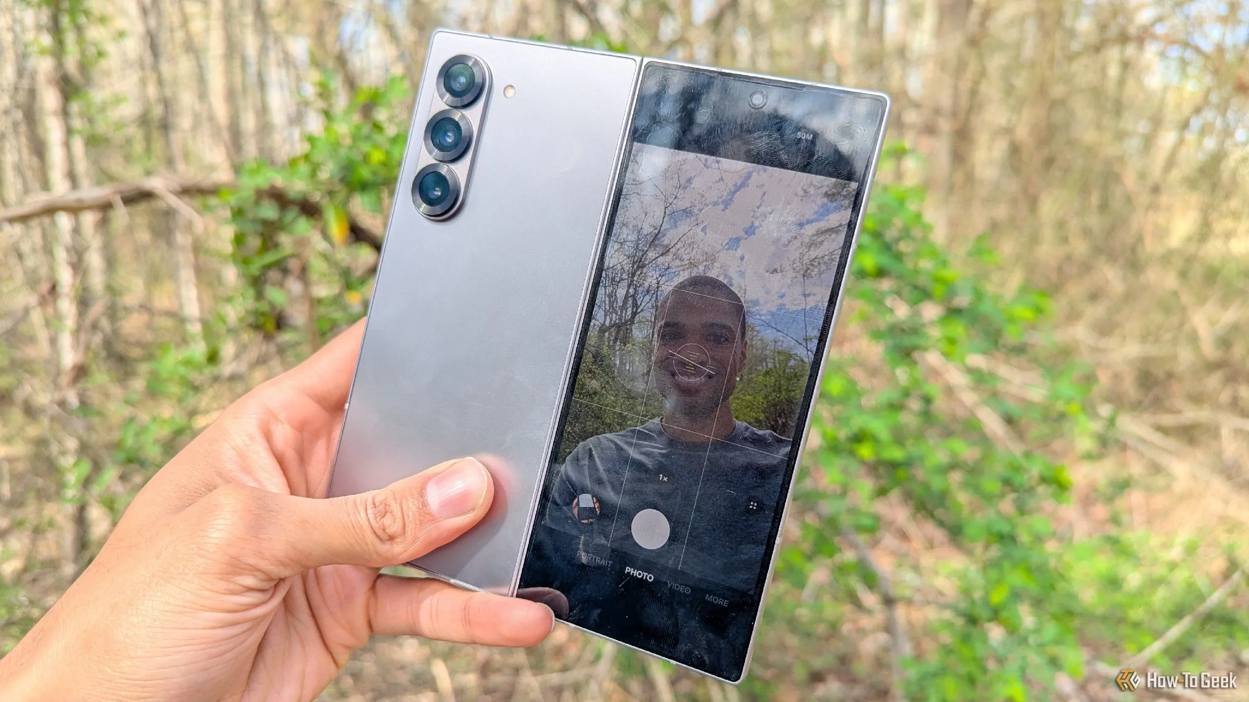 Chụp ảnh selfie chất lượng cao bằng camera sau 50MP của Galaxy Z Fold 6, tận dụng màn hình ngoài.