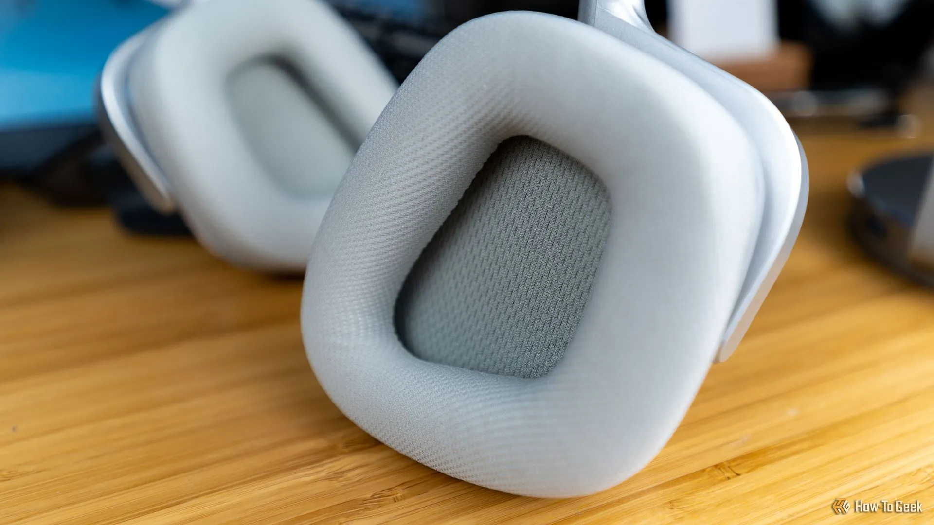 Chụp cận cảnh cốc tai nghe của Corsair Void Wireless V2 với lớp đệm êm ái, cho thấy thiết kế thoải mái.