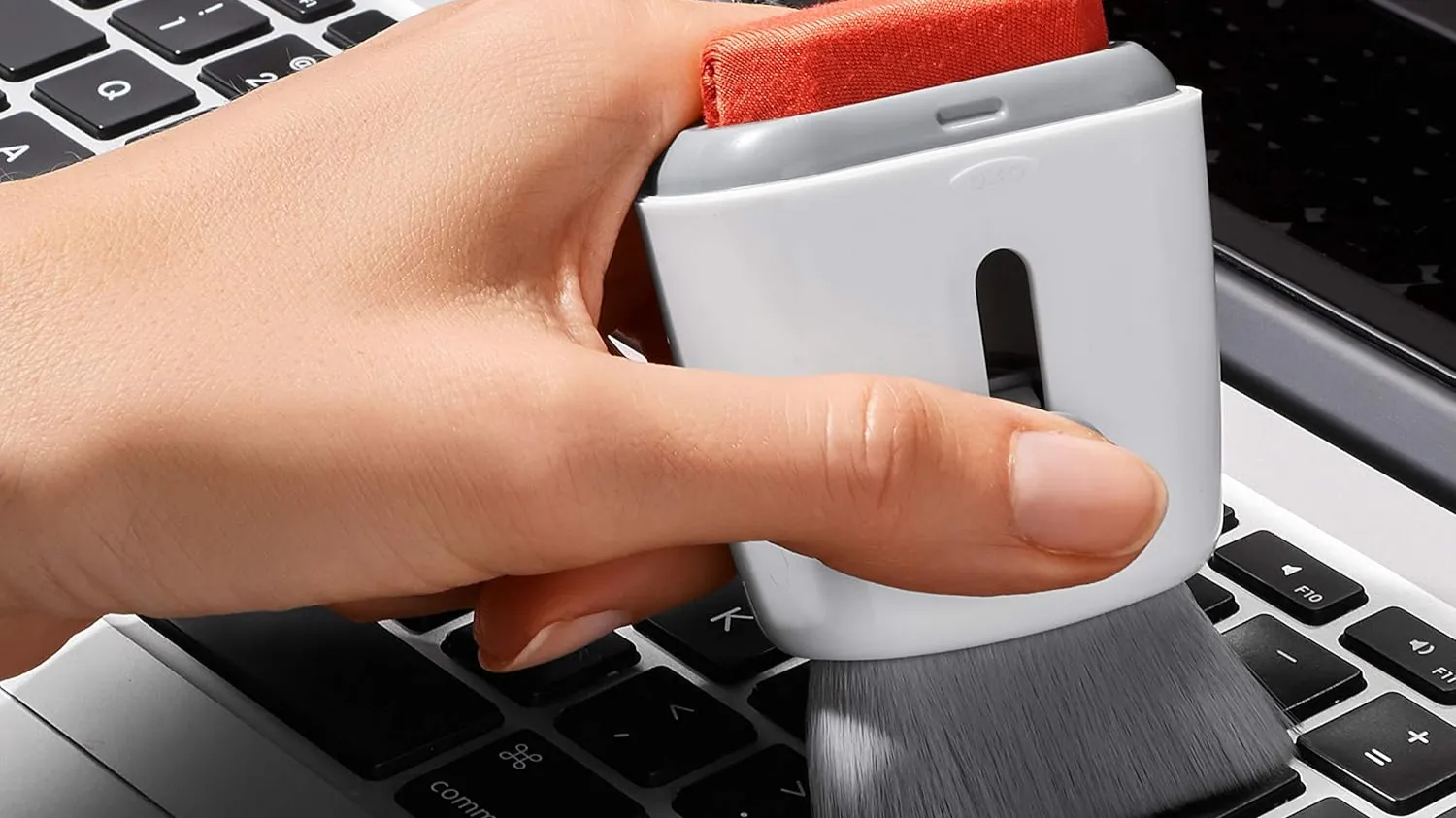 Cọ vệ sinh OXO Good Grips Sweep &amp; Swipe đa năng cho bàn phím và laptop