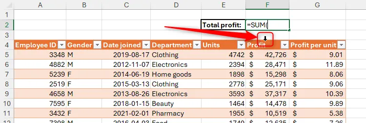 Con trỏ chuột biến thành mũi tên đen khi rê qua tiêu đề cột trong bảng Excel để chọn toàn bộ cột cho công thức SUM.