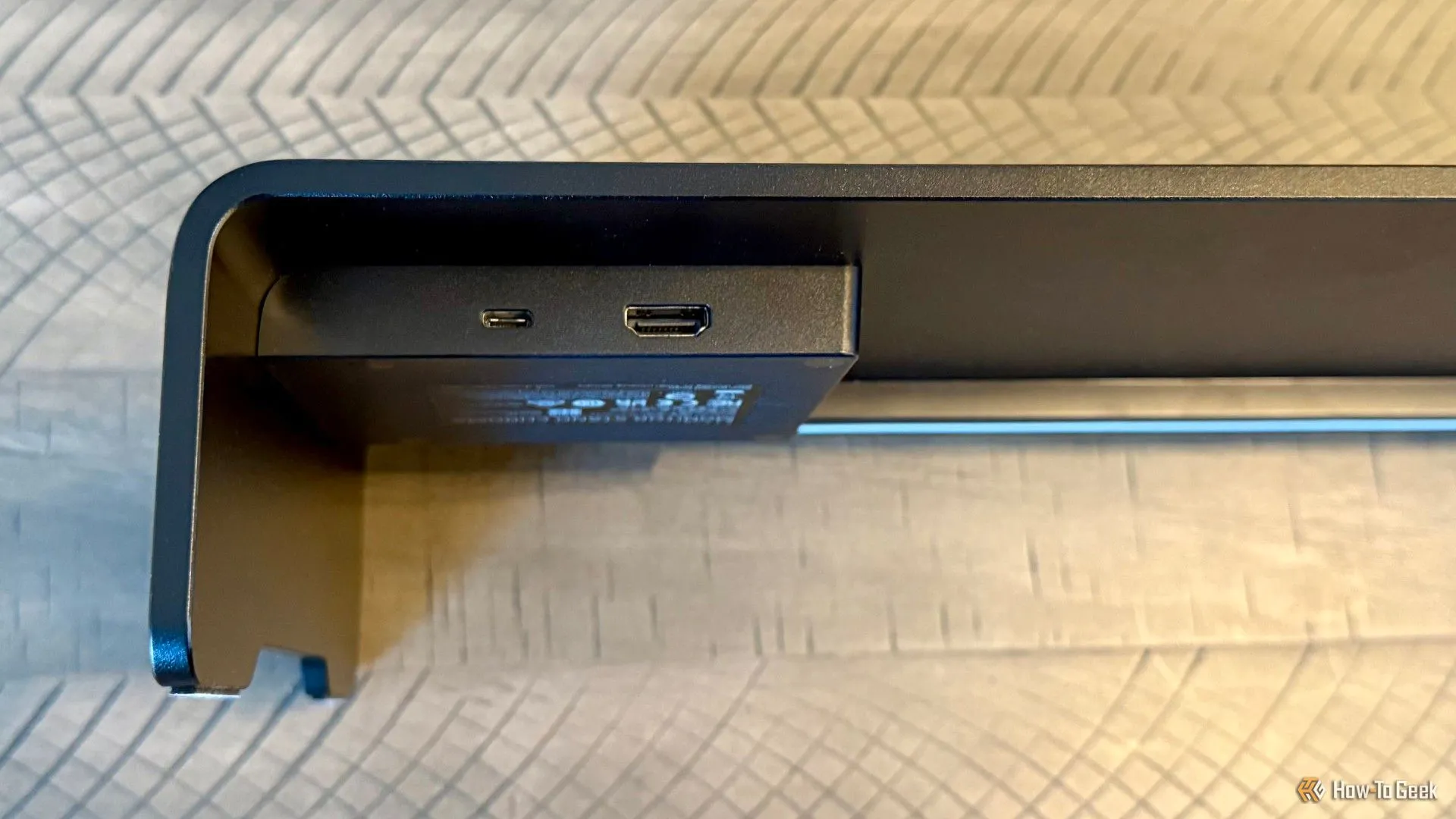 Cổng HDMI và cổng USB-C input phía sau kệ màn hình Razer Monitor Stand Chroma.