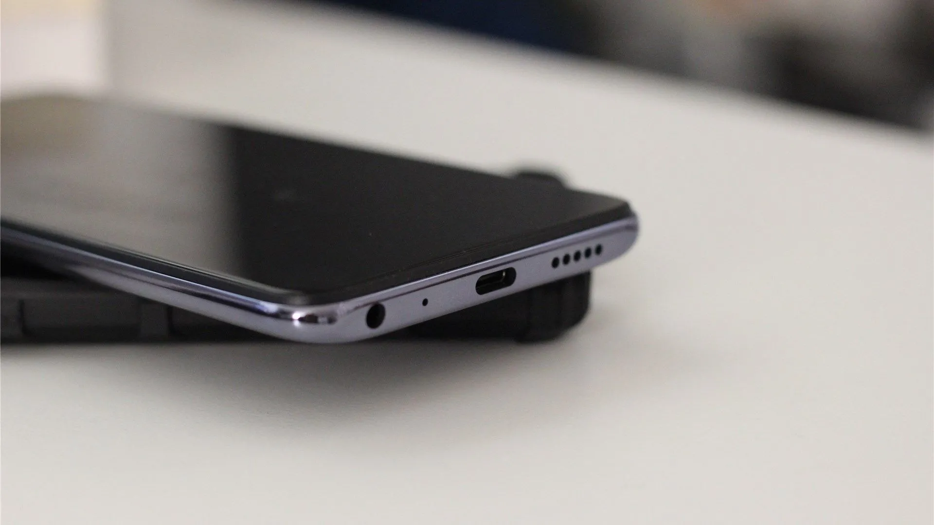 Cổng jack tai nghe 3.5mm và cổng USB-C trên một mẫu điện thoại G91 Pro, minh họa tính tiện lợi của kết nối có dây.