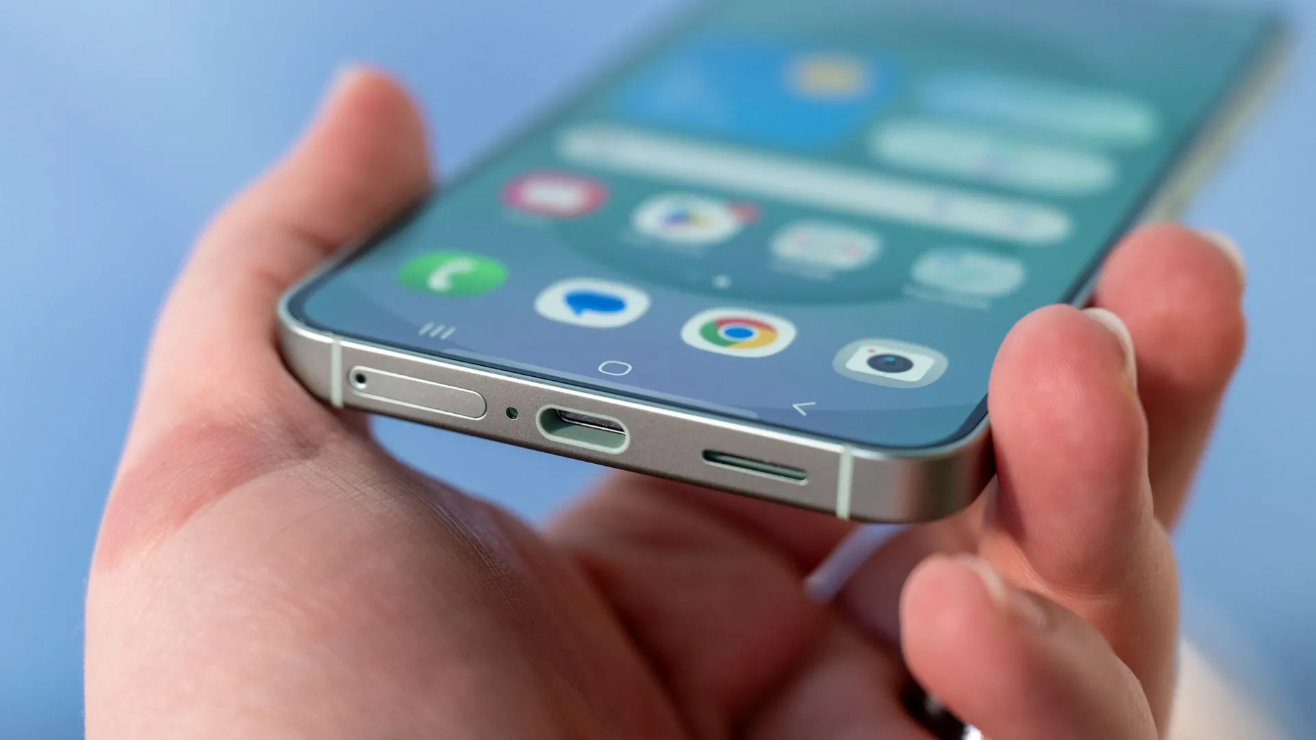 Cổng USB-C và khe cắm SIM ở cạnh dưới của Samsung Galaxy S25, minh họa các tùy chọn kết nối vật lý và khả năng hỗ trợ Wi-Fi 7.