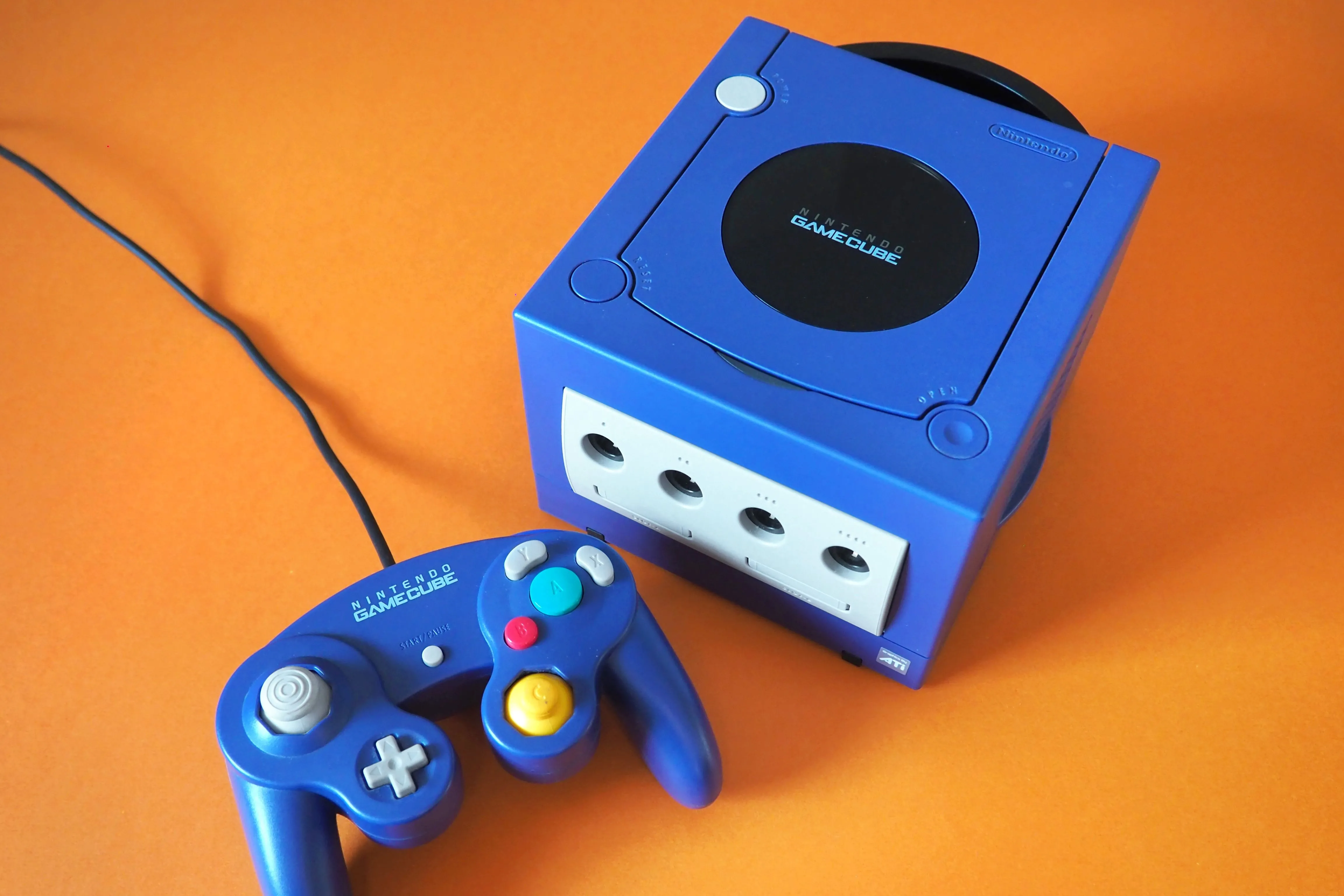Console Nintendo GameCube màu xanh với núm C-Stick đặc trưng