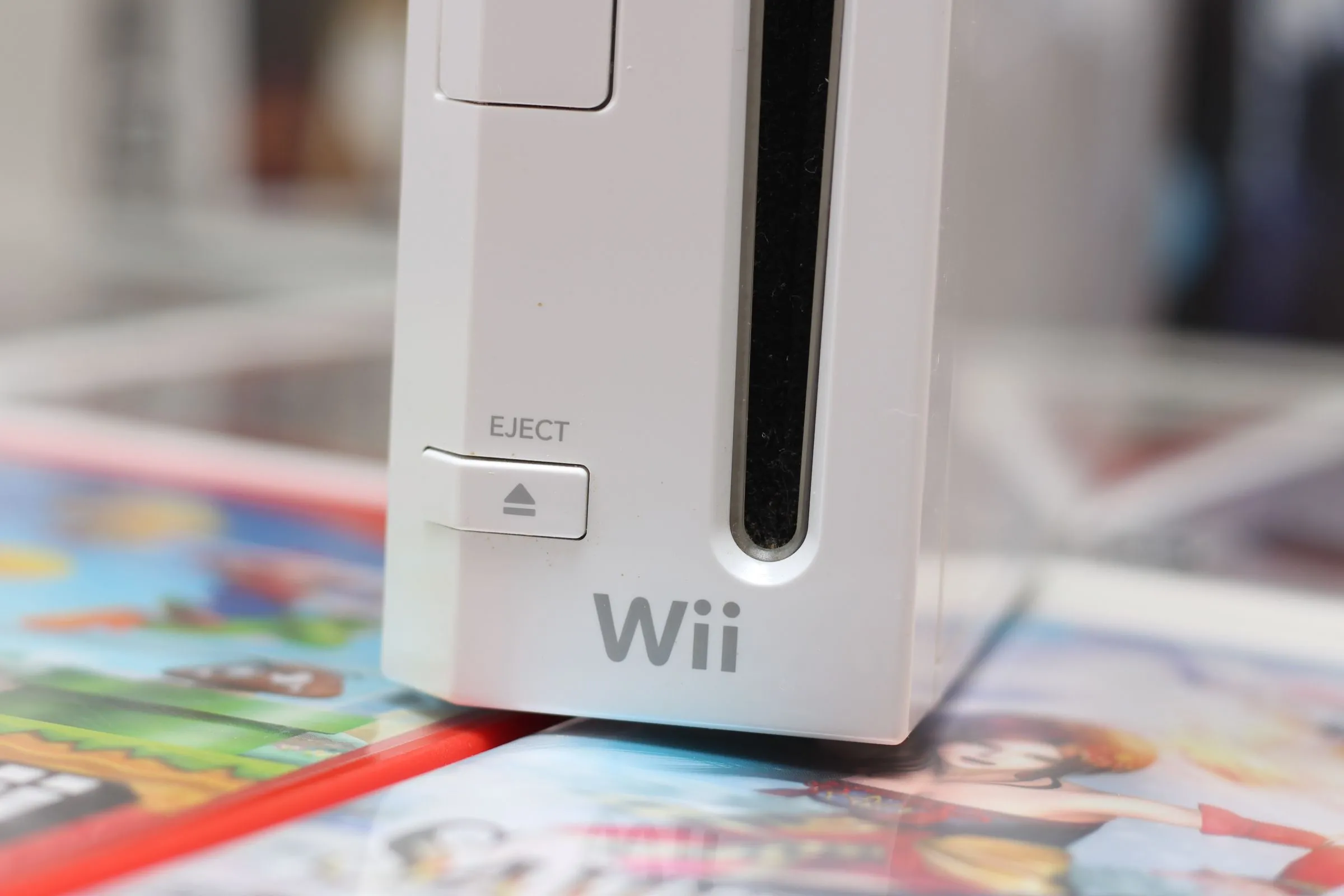 Console Nintendo Wii màu trắng, biểu tượng cho giai đoạn Nintendo tập trung vào trải nghiệm độc đáo và các tính năng đột phá thay vì sức mạnh đồ họa.