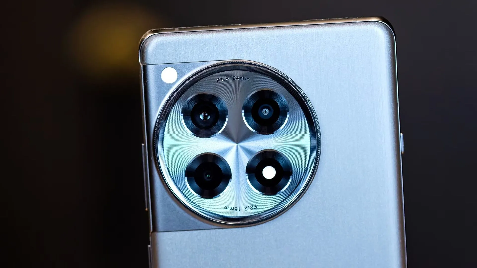 Cụm camera sau của điện thoại OnePlus 12R, sản phẩm vừa được giảm giá vĩnh viễn