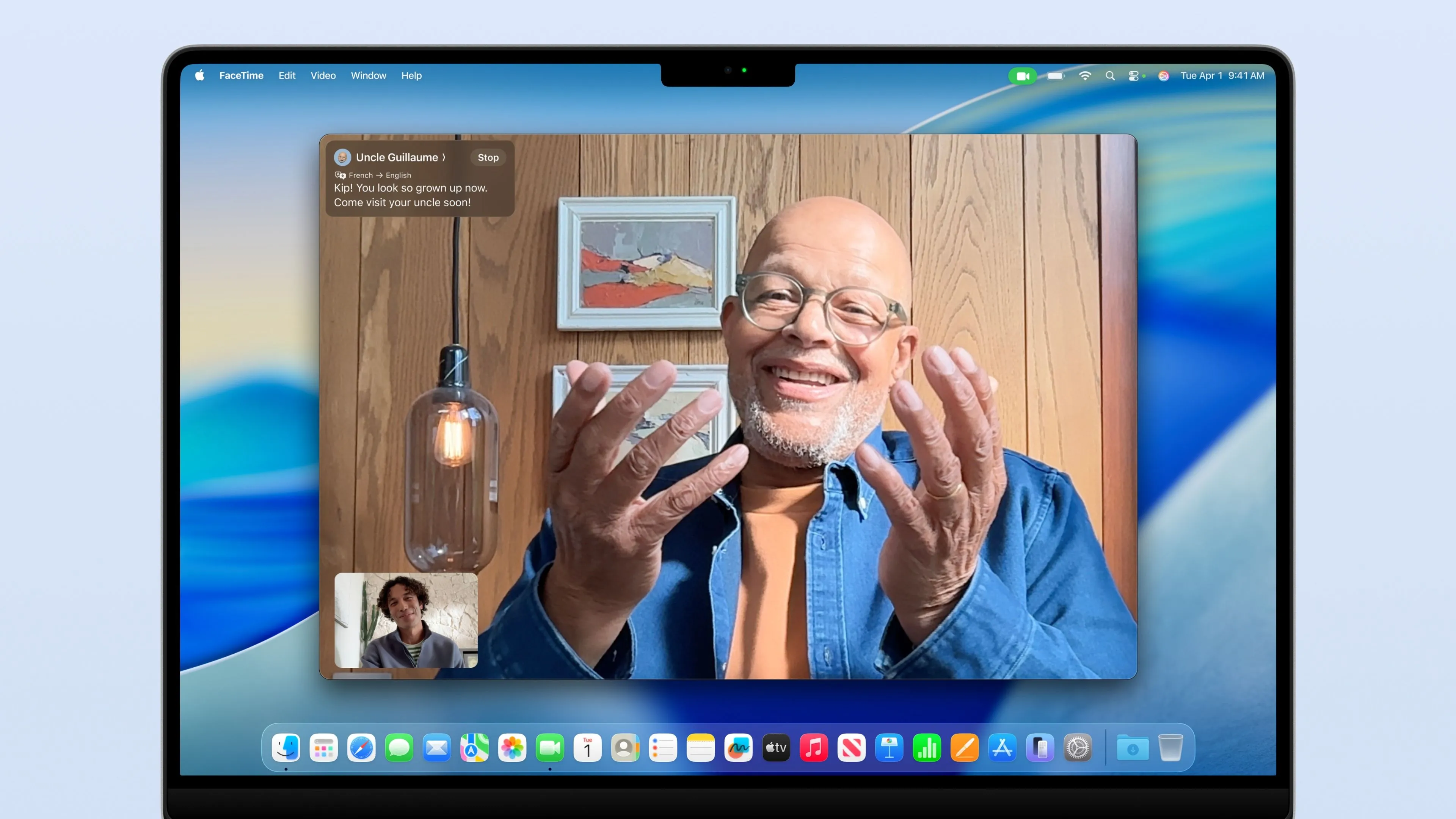 Cuộc gọi FaceTime trên Mac với tính năng dịch thuật trực tiếp hiển thị phụ đề trên màn hình.