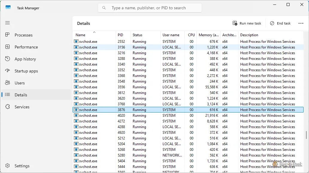 Danh sách các tiến trình svchost.exe chạy trong Task Manager mà không có thông tin ngữ cảnh rõ ràng, cho thấy hạn chế của công cụ này.