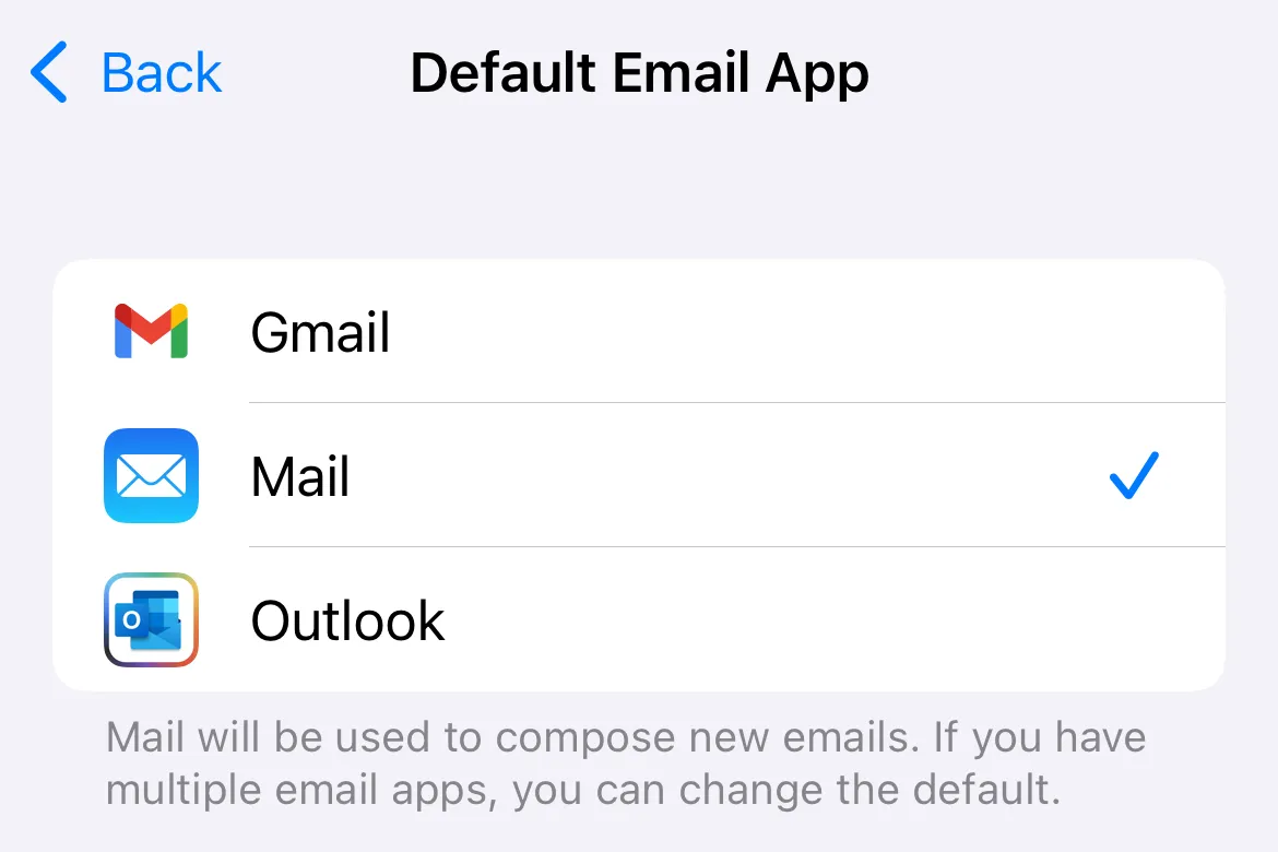 Danh sách các ứng dụng email có thể chọn làm mặc định trên iPhone, bao gồm Mail, Gmail và Outlook.