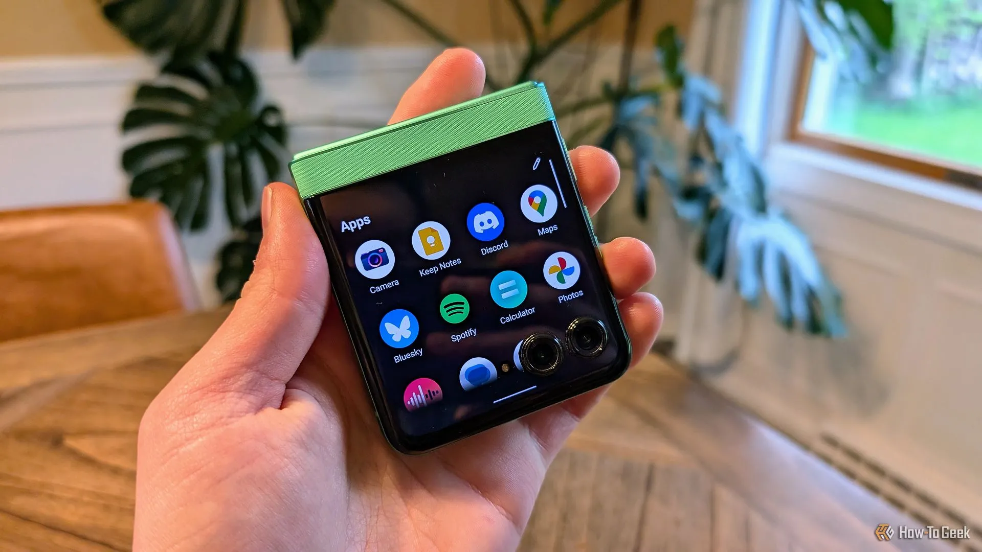 Danh sách ứng dụng trên màn hình phụ Cover Display của Moto Razr 2025
