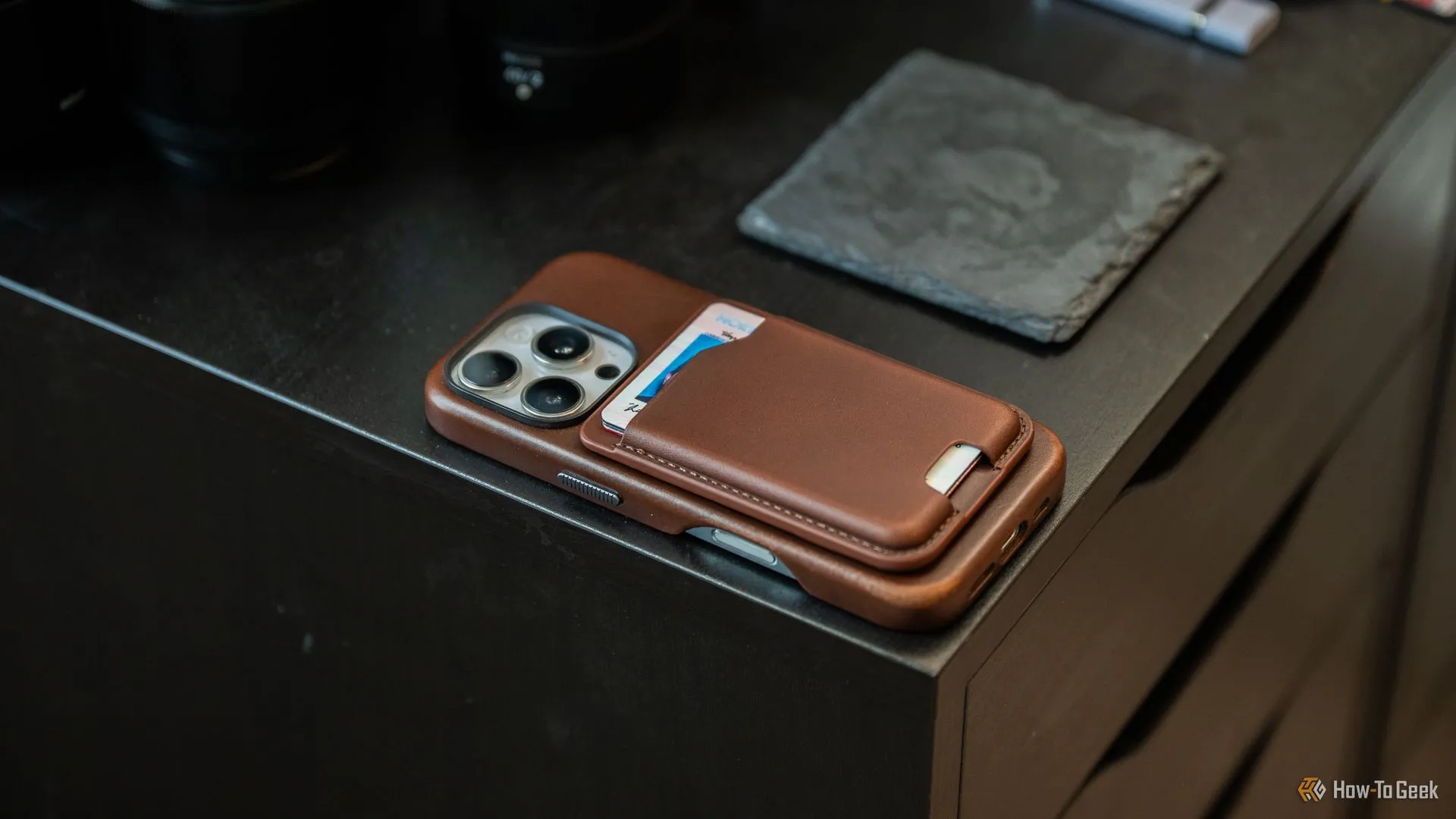 Điện thoại Android được đặt úp xuống bàn, kích hoạt tính năng Flip to Shhh để bật chế độ Không làm phiền tự động.