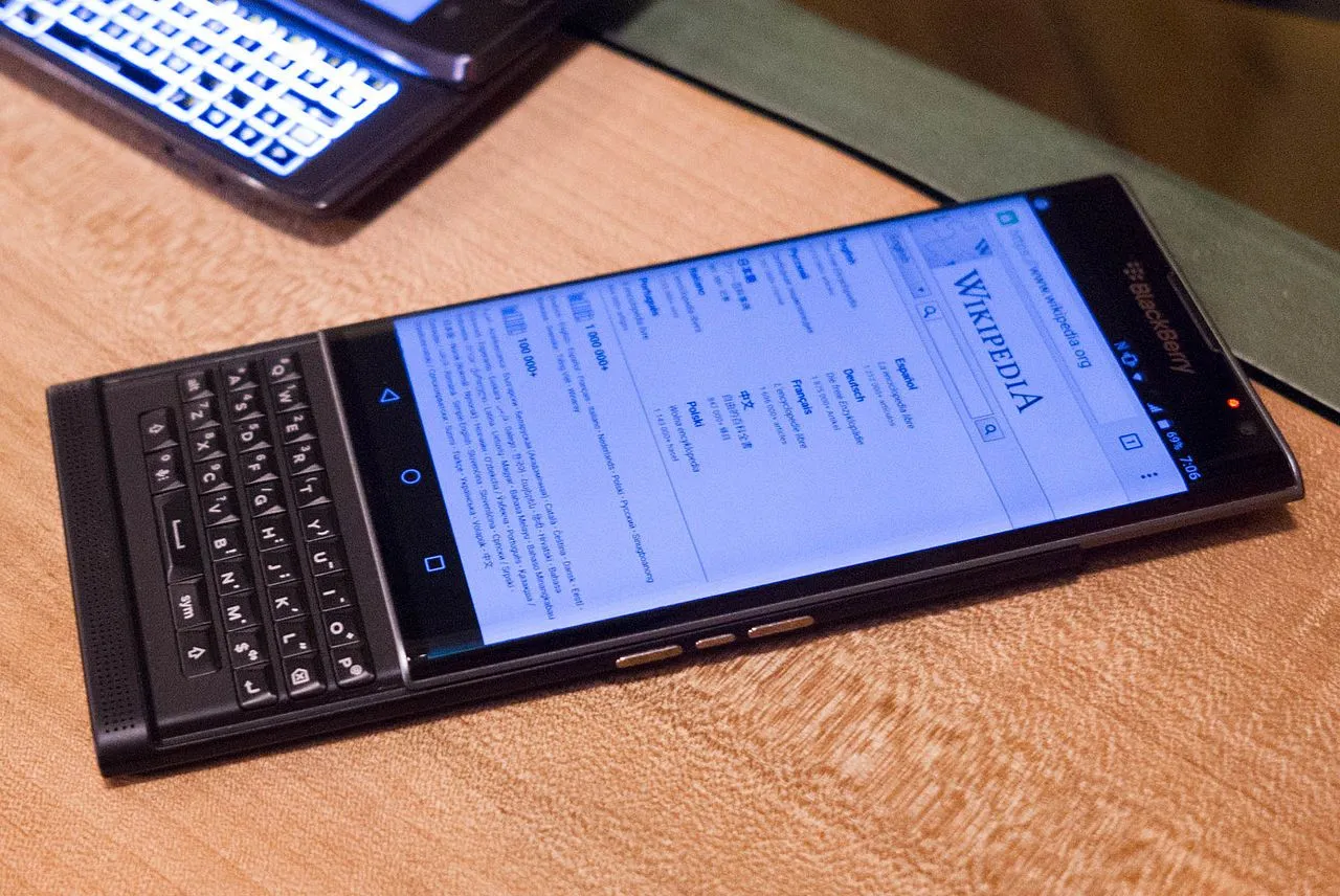 Điện thoại BlackBerry Priv với bàn phím trượt vật lý, một nỗ lực hồi sinh bàn phím cứng sau năm 2010.