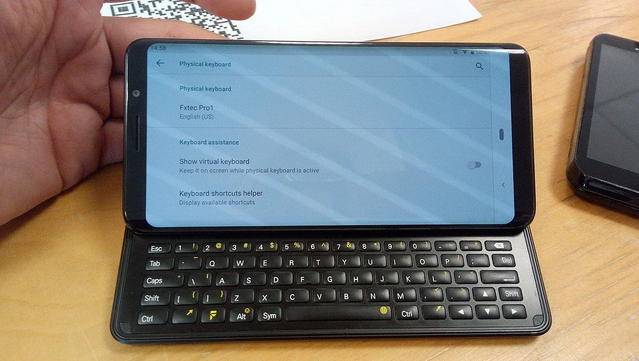 Điện thoại F(x)tec Pro1 với bàn phím QWERTY trượt mở, cho thấy thiết kế cồng kềnh và vấn đề về trải nghiệm người dùng.