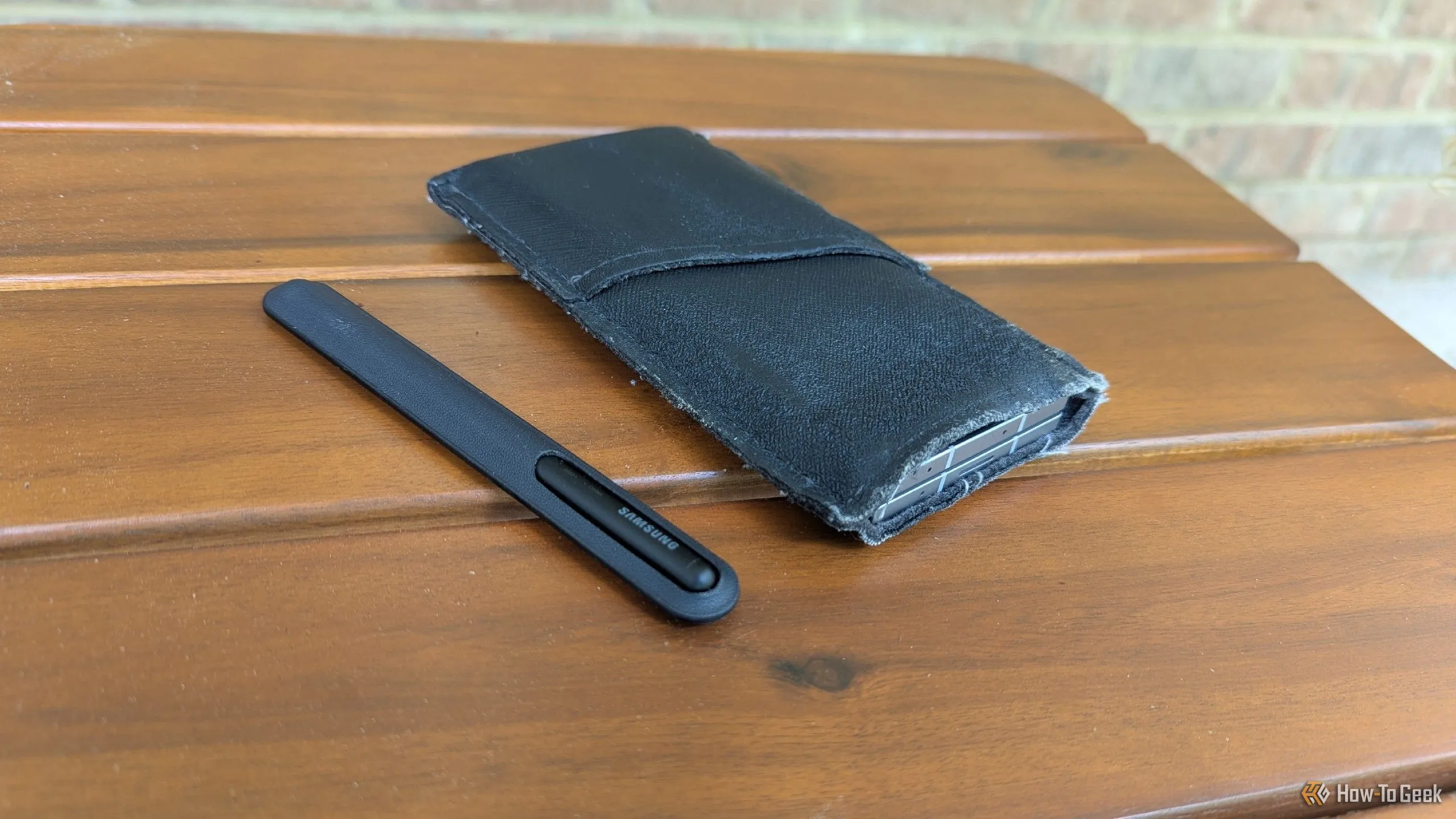 Điện thoại Galaxy Z Fold 6 và bút S Pen bên trong túi đựng chuyên dụng, giải pháp bảo vệ tối ưu mà không cần ốp lưng.