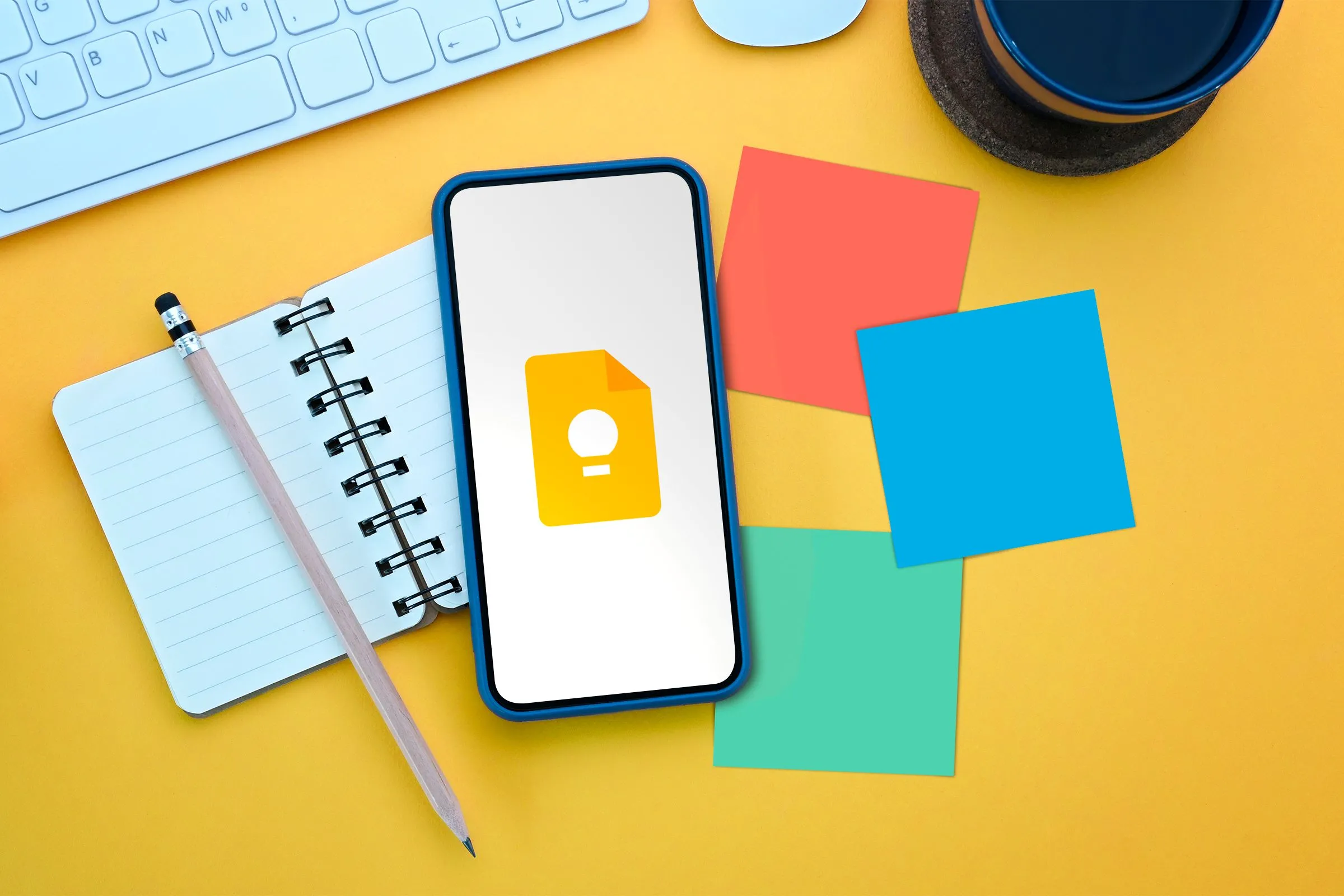Điện thoại hiển thị ứng dụng Google Keep Notes cùng sổ tay và các ghi chú dán, tượng trưng cho khả năng ghi chú và tổ chức